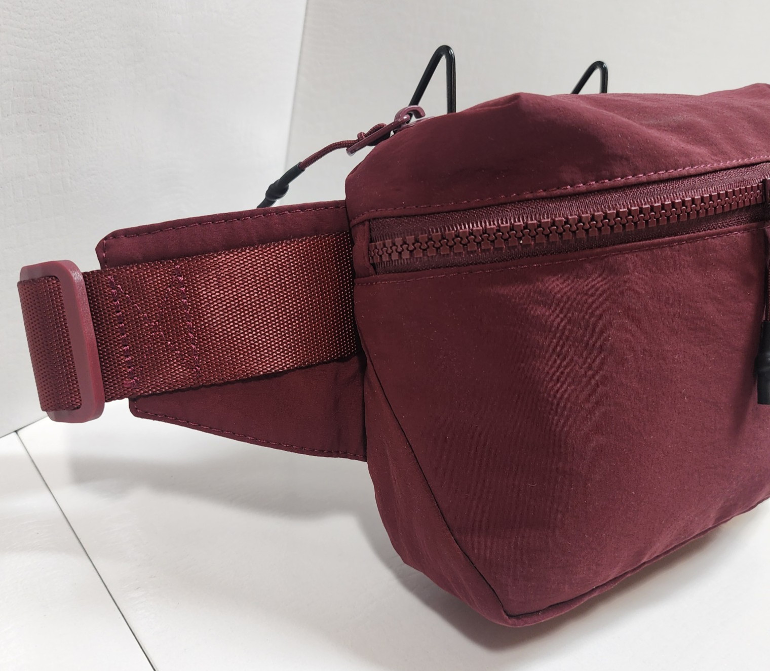 C.C Everyday Solid Color Zipper Cross Body Belt Bag Fanny Pack Burgundy EUC