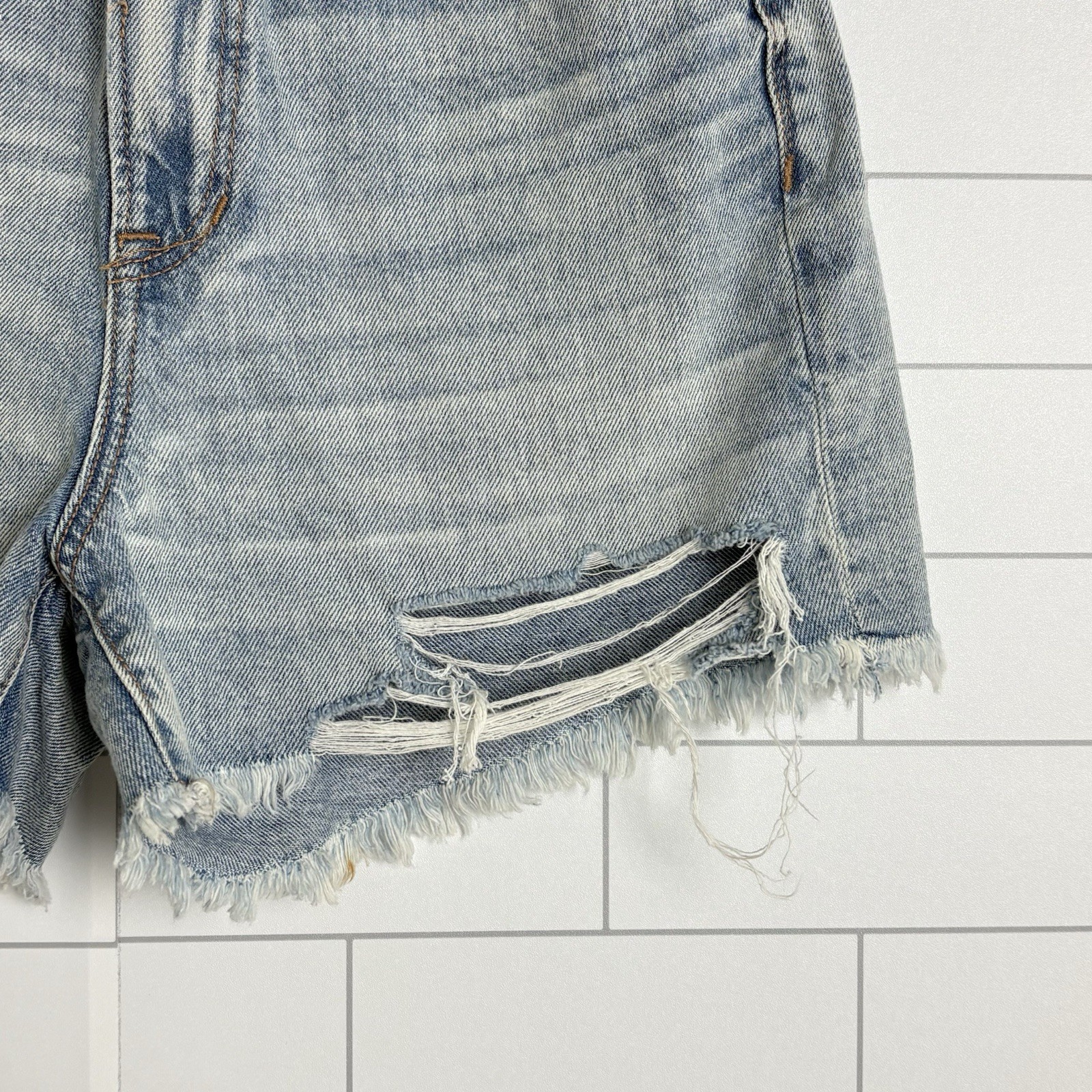 NWT American Eagle Highest Rise 90s Boyfriend Jean Shorts Size 2 26W Destroyed