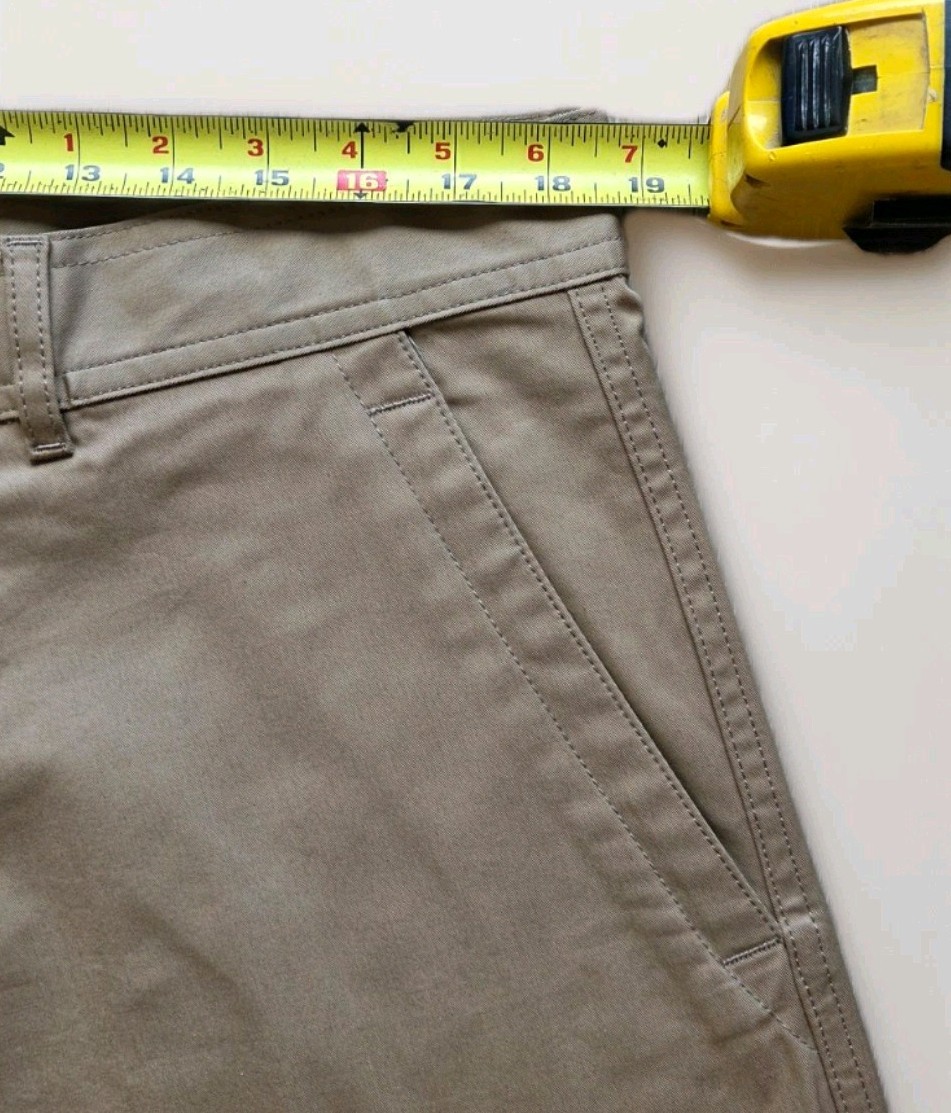 Moncler Men’s Beige Bermuda Shorts Solid Cotton Twill Flat Front sz 52 / 36us