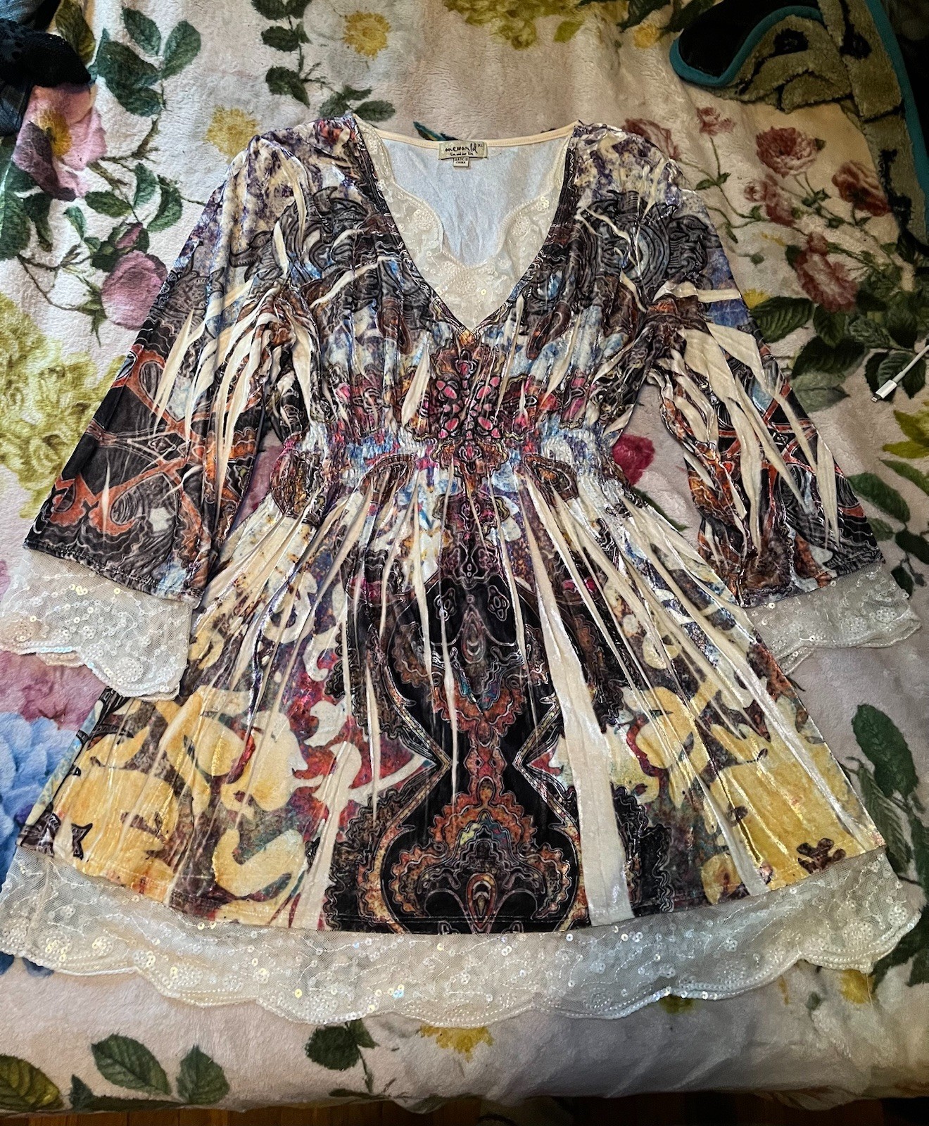 One World XL Multicolor Abstract V-Neck 3/4 Sleeve Lace Sequin Top
