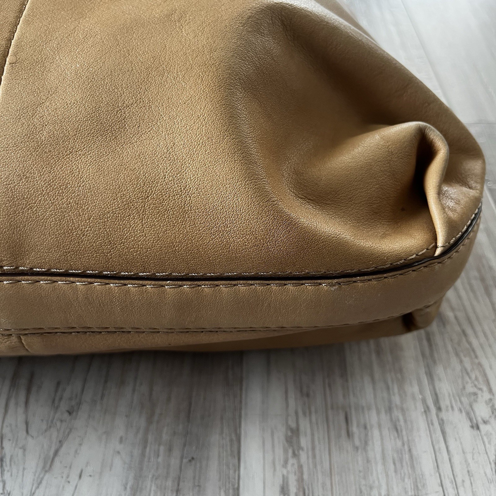 2000s Coach Peyton Shoulder Leather Purse Bag – Tan w/ Gold Color Hardware