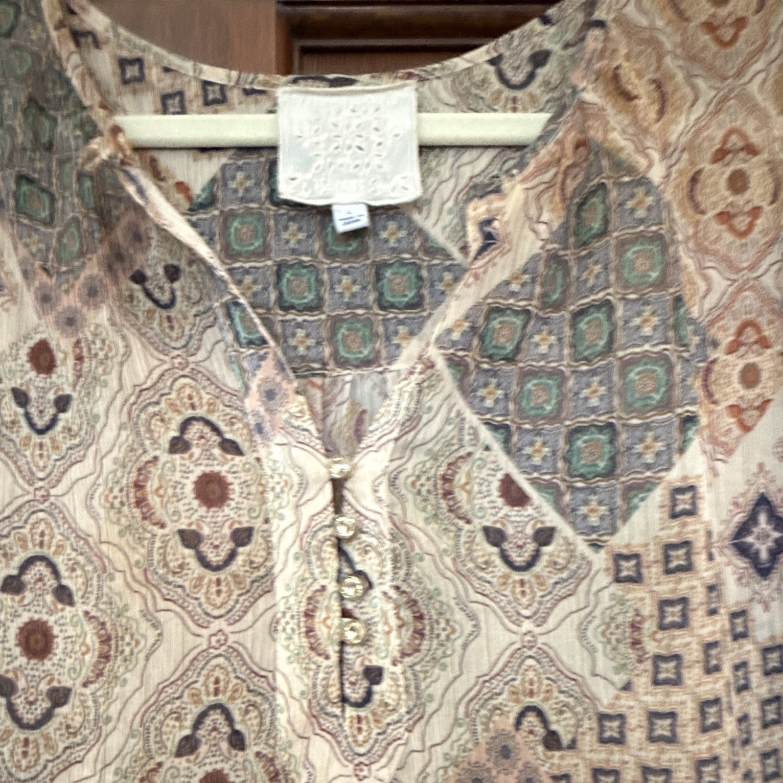 Johnny was Multicolor Geometric V-Neck Button Front 3/4 Roll Tab Blouse, L