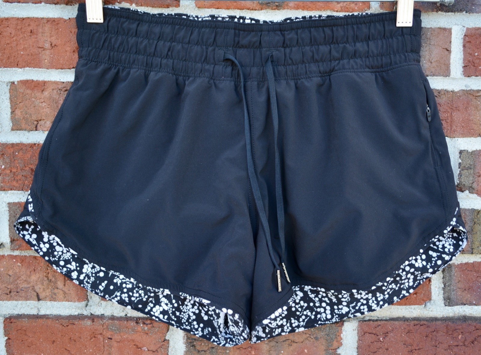 Lululemon Women’s Size 6 Choose A Side Short 3″ Reversible Black / Chirasu Black