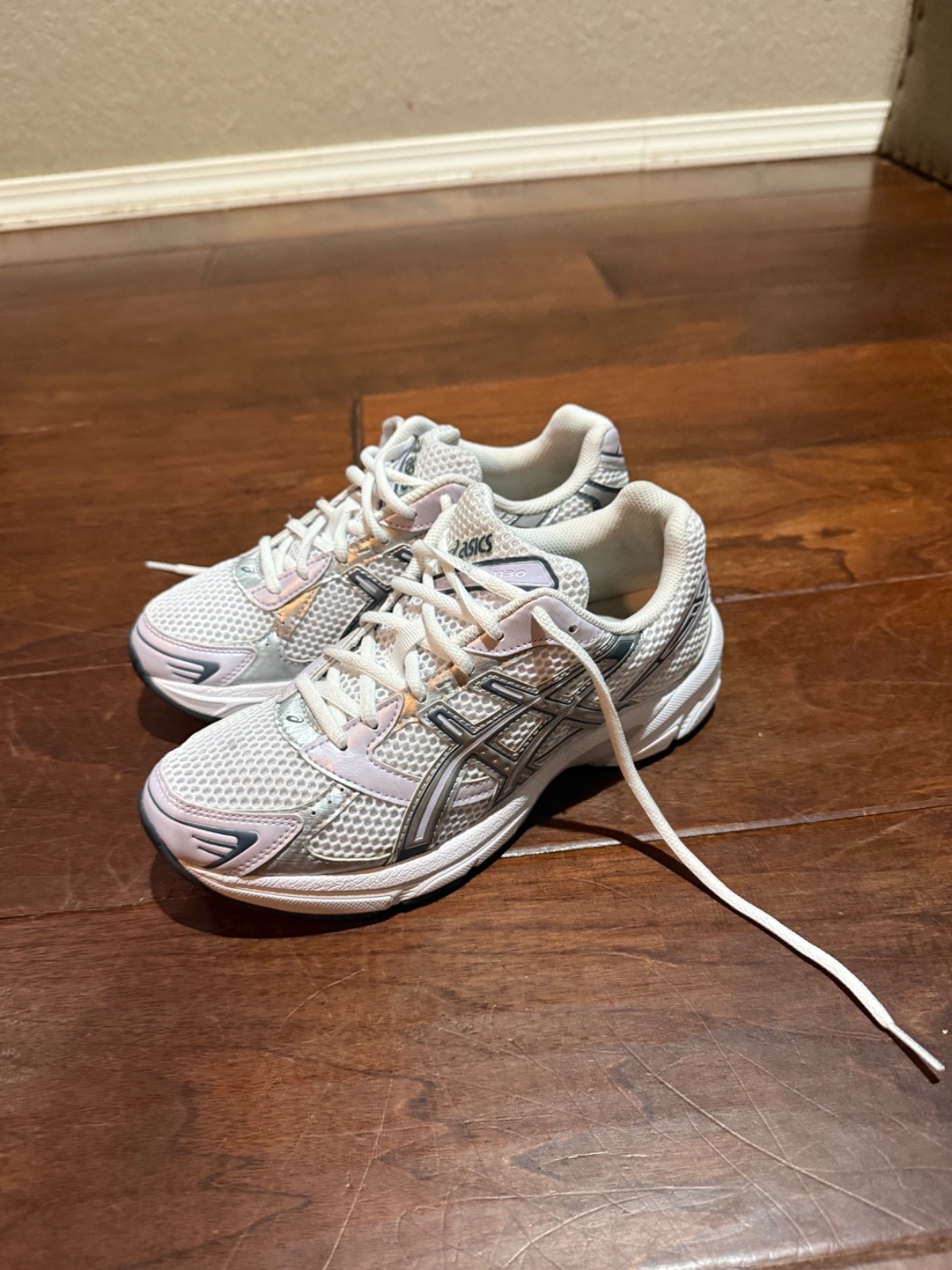 ASIC gel 1130 color is in faded ash rock size 7.5. Only worn once.