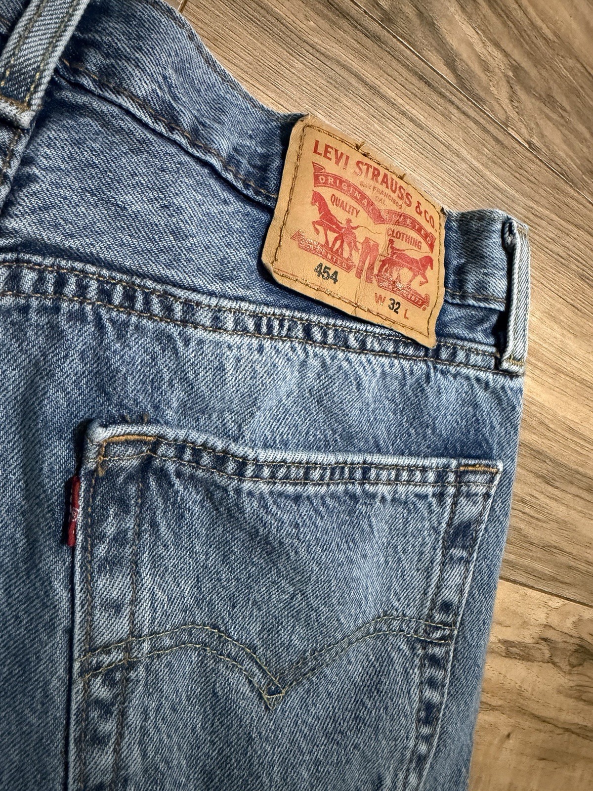 Levi’s Men’s Blue Medium Wash Denim Jean Shorts Zip Fly 5-Pocket Logo