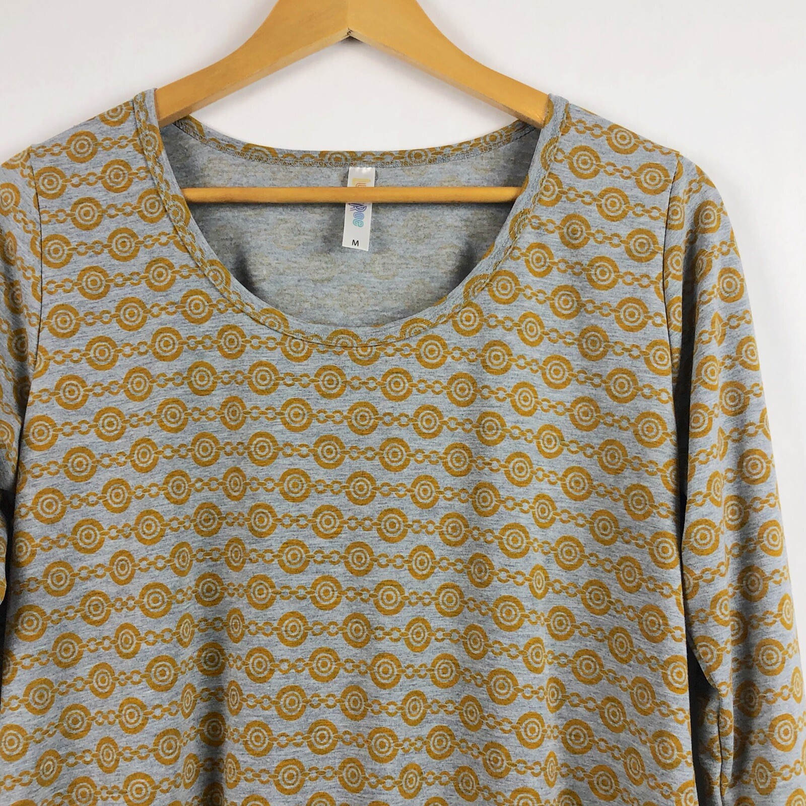 Lularoe Lynnae Tee Womens Medium Gray Gold Chain Print Trendy Lightweight
