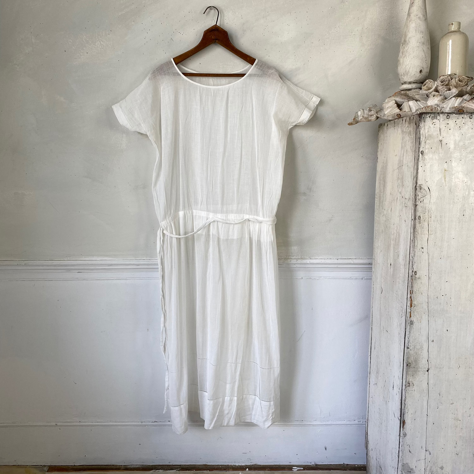 White Muslin Weight Dress Cotton Dress Drop Waist 1910s 1920s French Workwear L