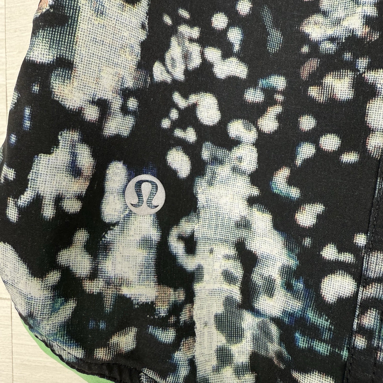 Lululemon Choose A Side Reversible Shorts Green Blue Camo Women’s Size 4 Rise 11