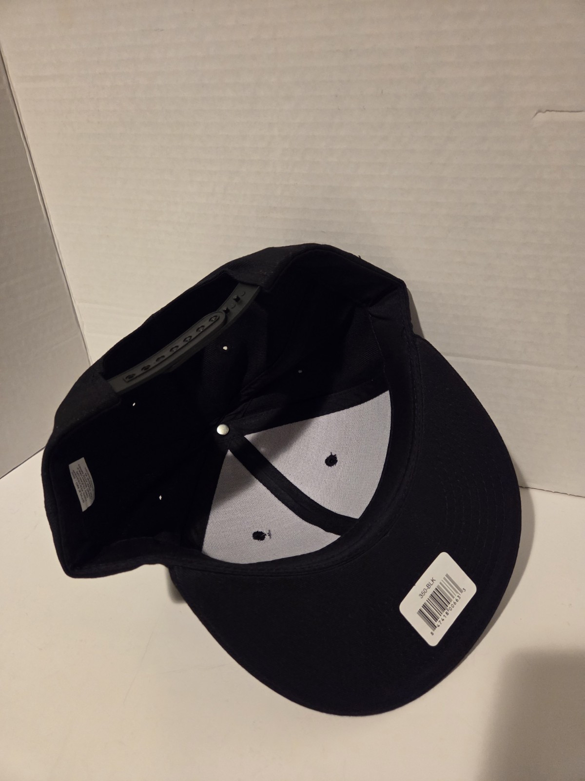 Decky 351 – Blank 2-Tone Snapback Hat, 6 Panel Flat Bill Polyester Black
