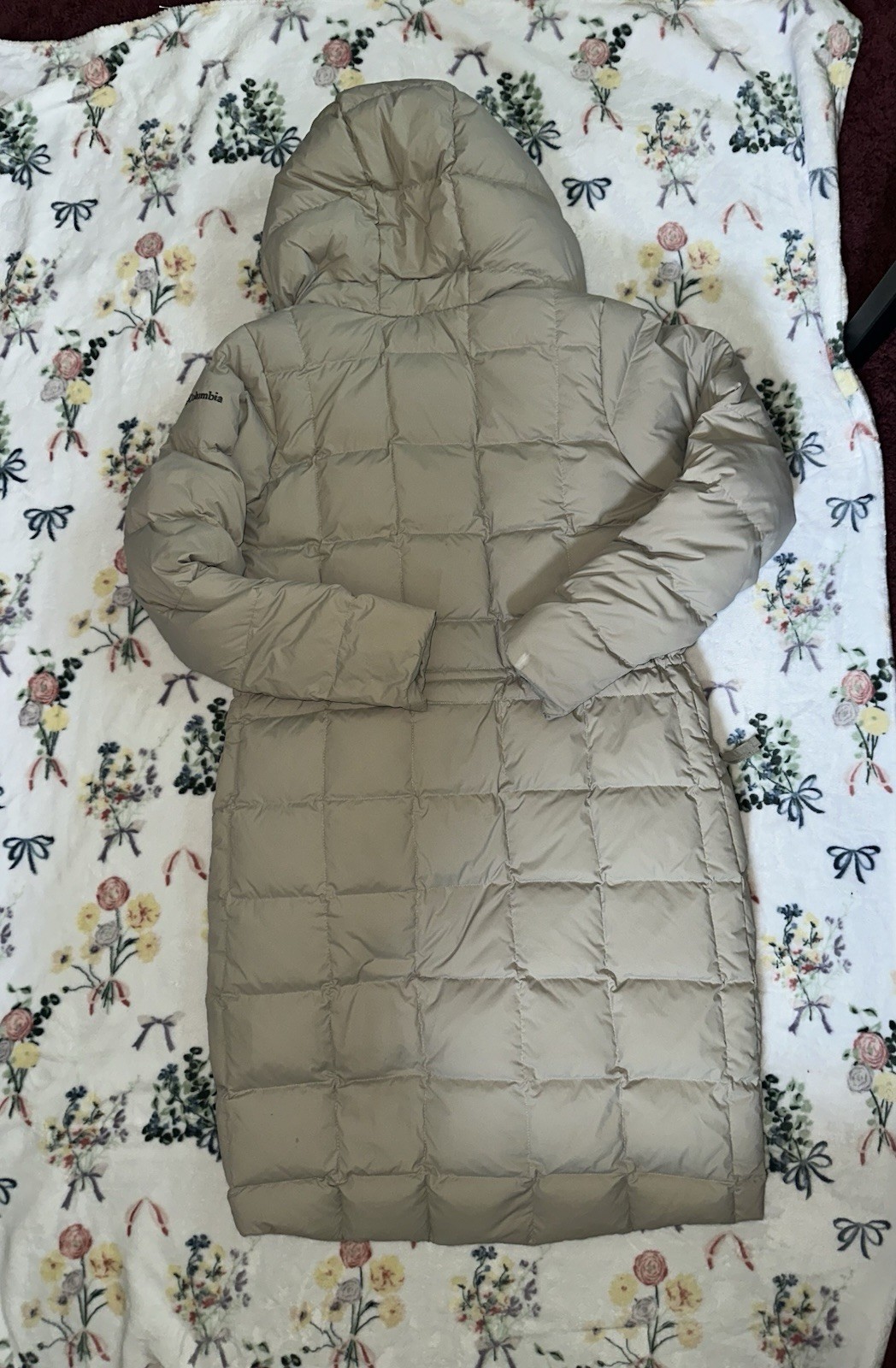Columbia Women’s Beige Long Hooded Down Puffer Coat Zip/Snap Pockets S