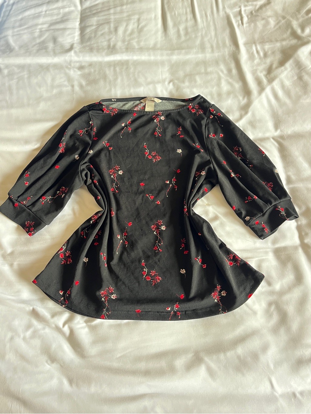 H&M Size S Black Floral Puff-Sleeve Boatneck Blouse with Red Accents, 3/4 Sleeve