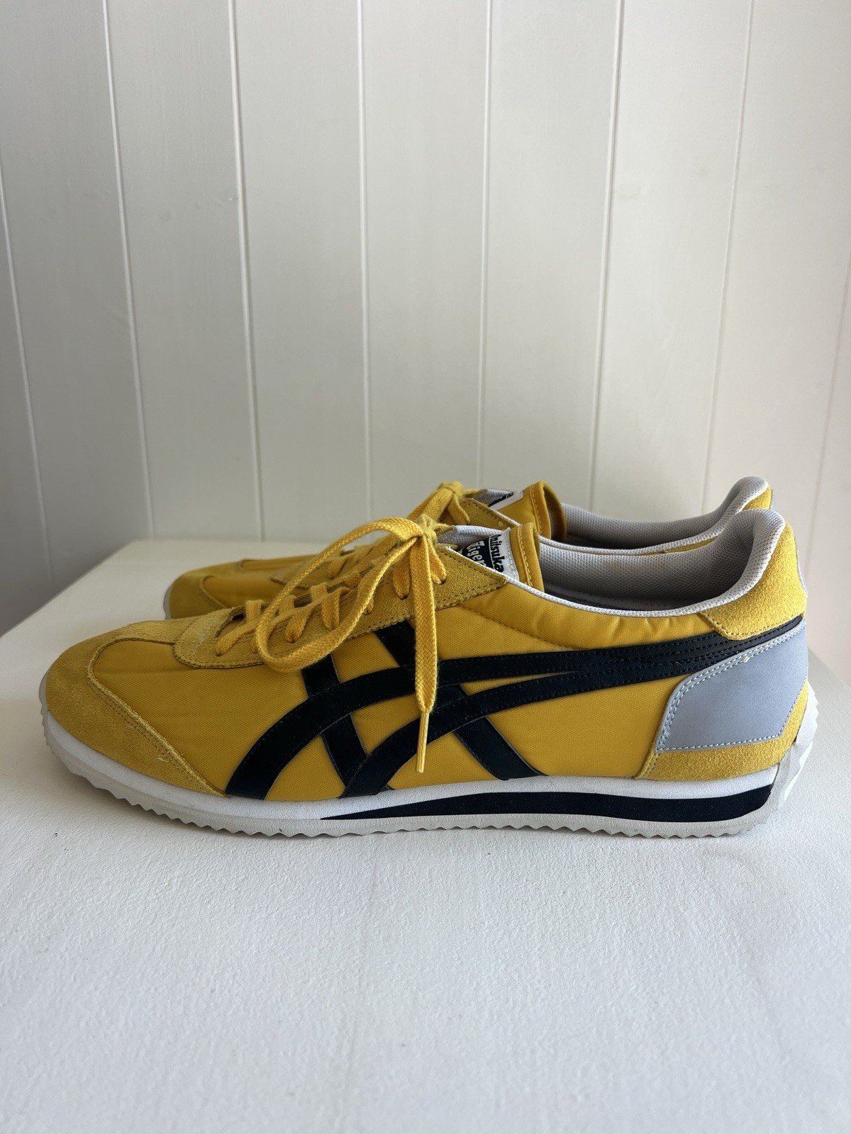 Men’s Onitsuka Tiger Yellow/Black Low Top Lace-Up Solid Athletic Sneakers D437N