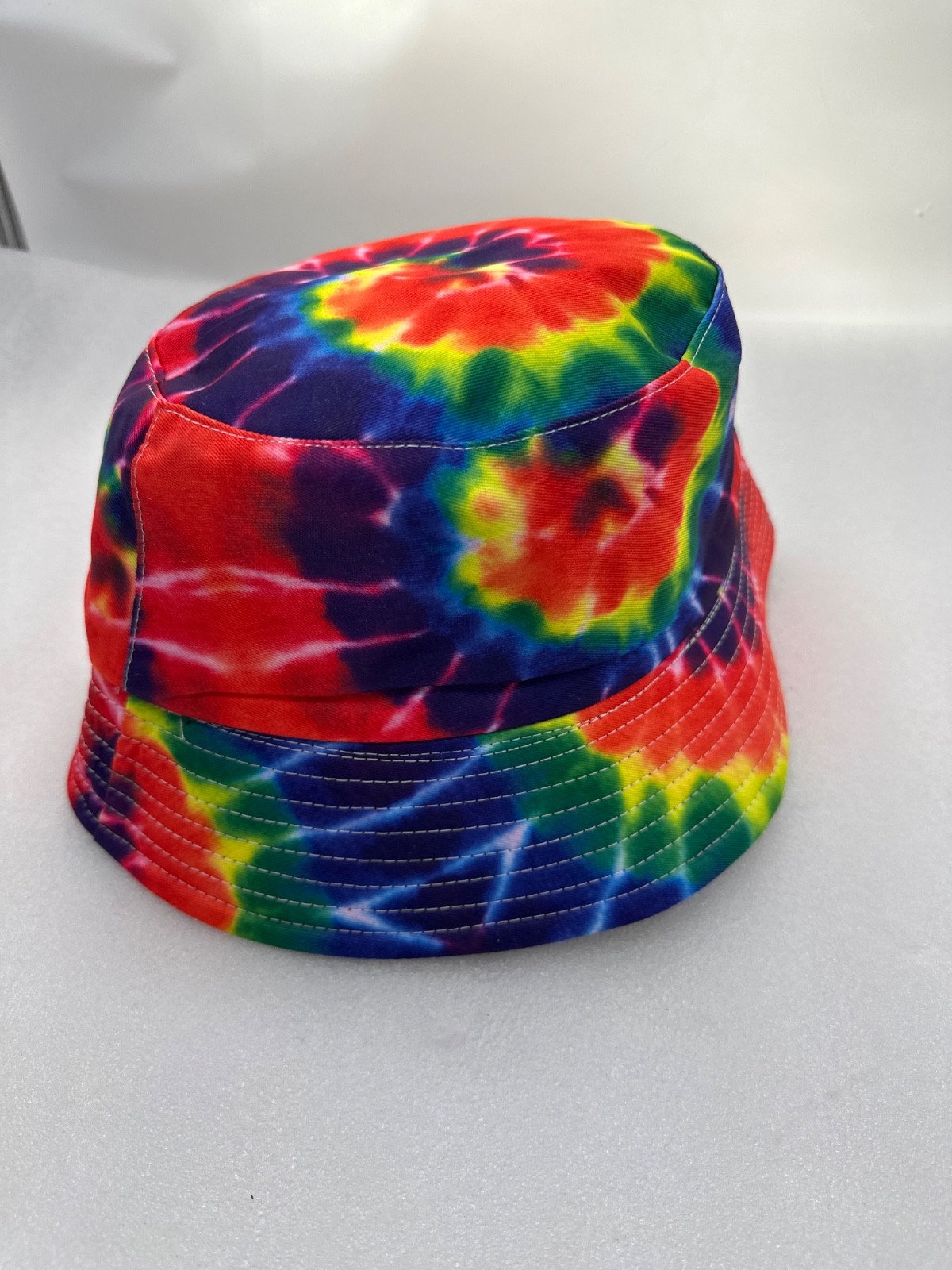 Unisex Men’s Women’s Tie Dye Bucket Hat Cool Multi Color & Peace Sign Necklace