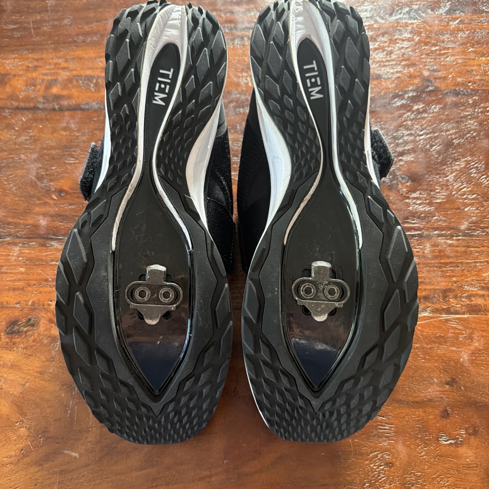 TIEM Black/White Cycling Sneakers Hook & Loop Breathable Low Top Metal Cleat