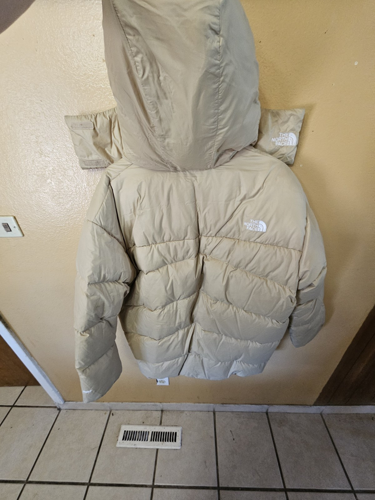 The North Face Hooded Jacket Women M Puffer 550 New With Tags Cream Color CC1