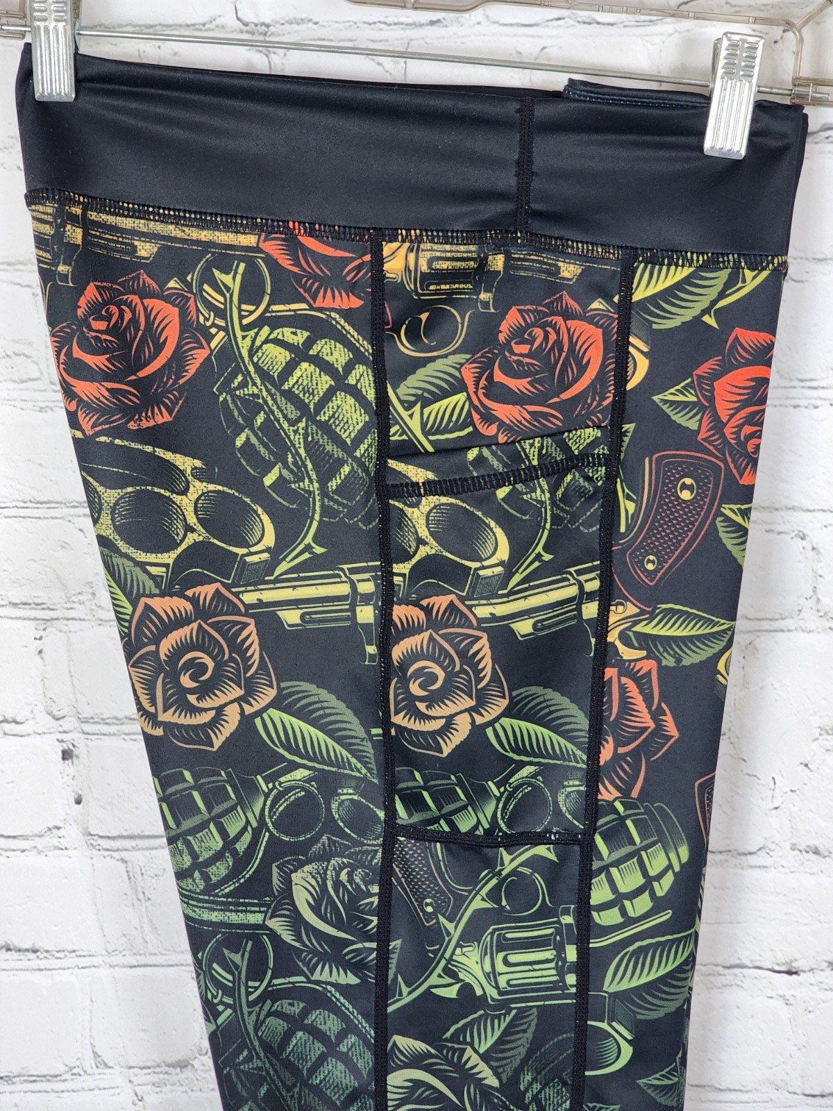 Constantly Varied Gear 3/4 Length Tights Womens Sz XL Guns & Roses Hip Pockets
