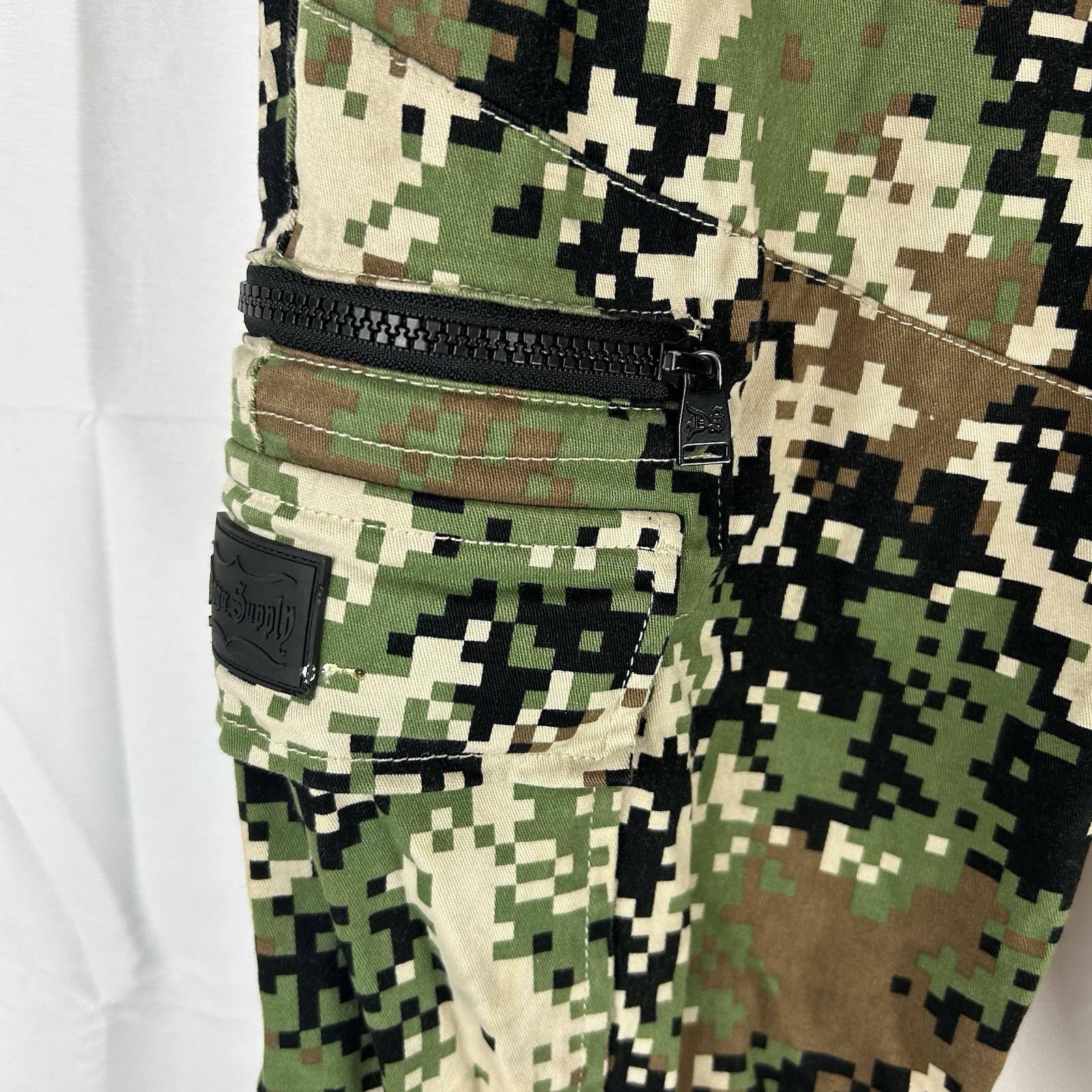SNOOP DOGG Supply Pull On Cargo Pants Army Digi CAMO Size Small *Flaw