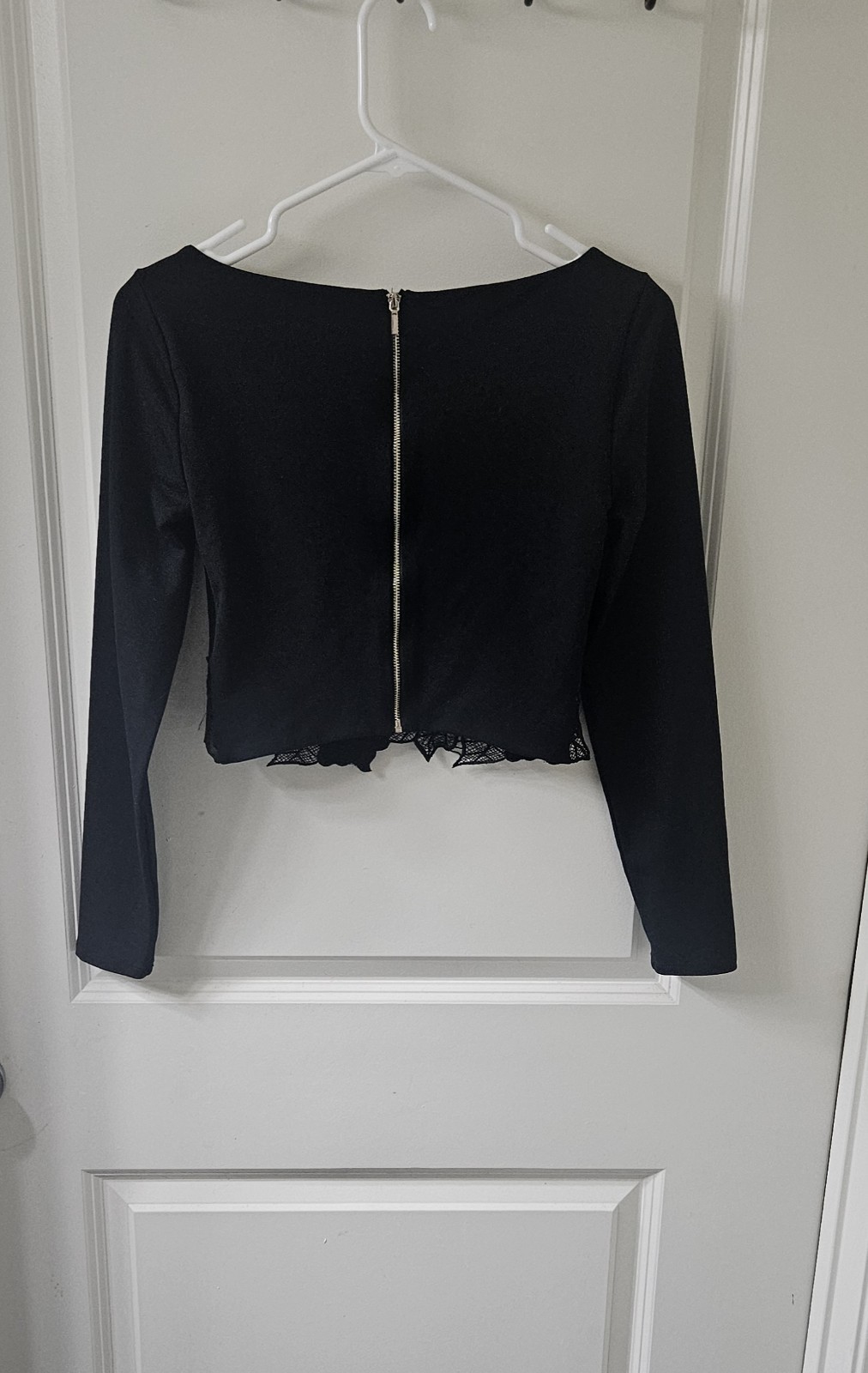 bebe Black Long Sleeve Cropped Top Lace Hem Scoop Neck Back Zip Size XS