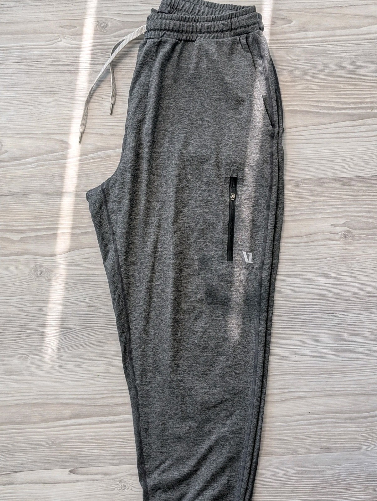 Vuori Men’s Gray Jogger Pants M Drawstring Elastic Waist Zip Pocket