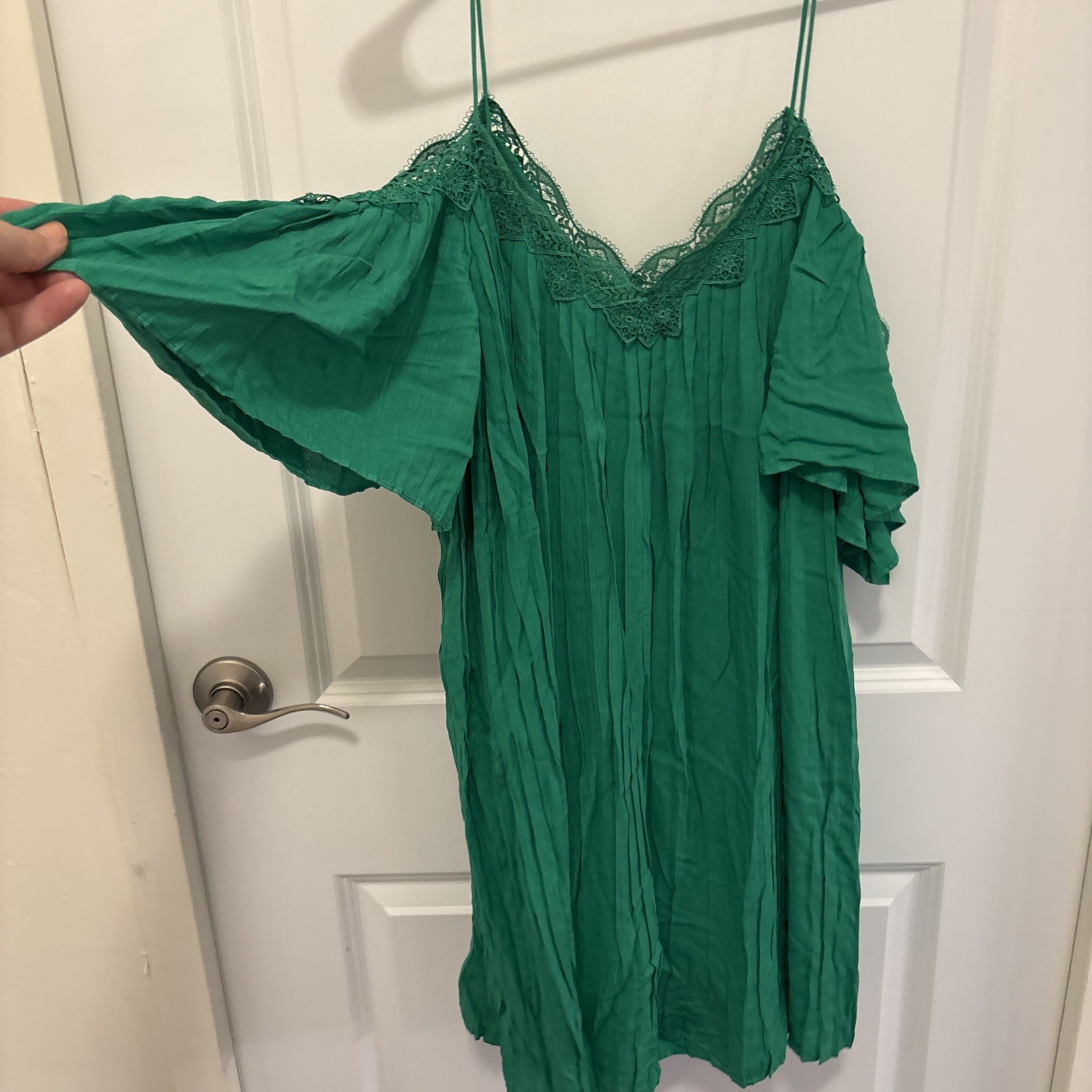 ALICE + OLIVIA Kelly Green Pleated Cold Shoulder Dress Lace Trim fits like a med