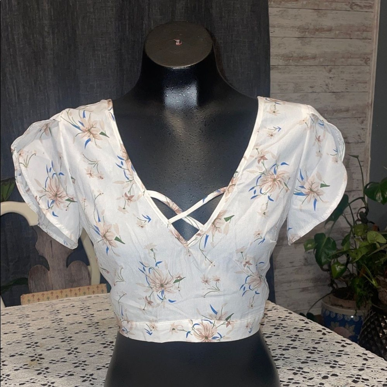 Zaful White Floral V-Neck Crop Top