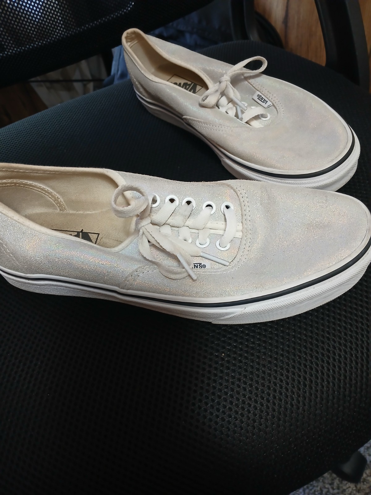 VANS Men’s White Canvas Lace Up Casual Sneakers US Size 8.5 or women’s size 10