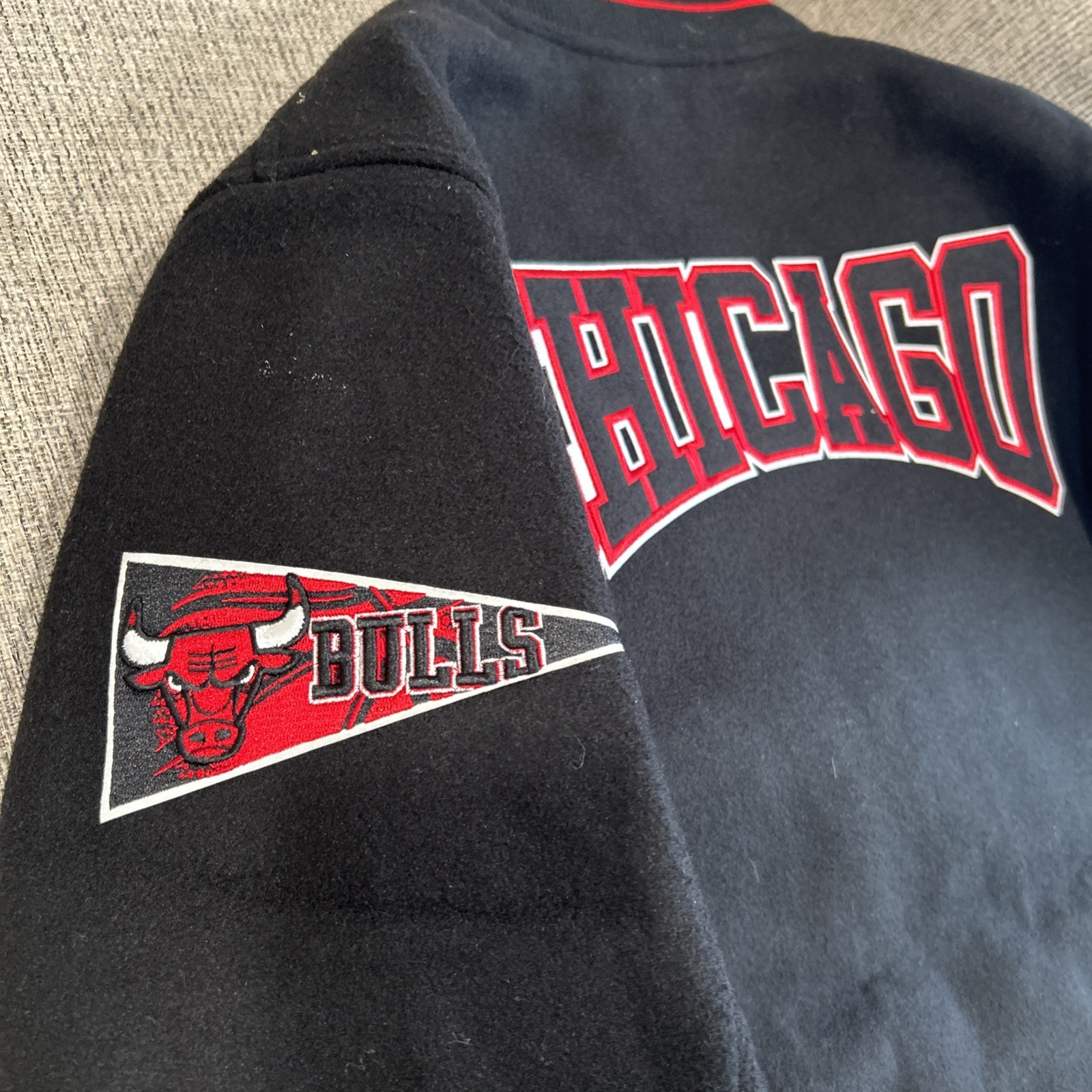 PRO STANDARD NBA CHICAGO BULLS CREST EMBLEM MEN’S RIB WOOL VARSITY JACKET BLACK