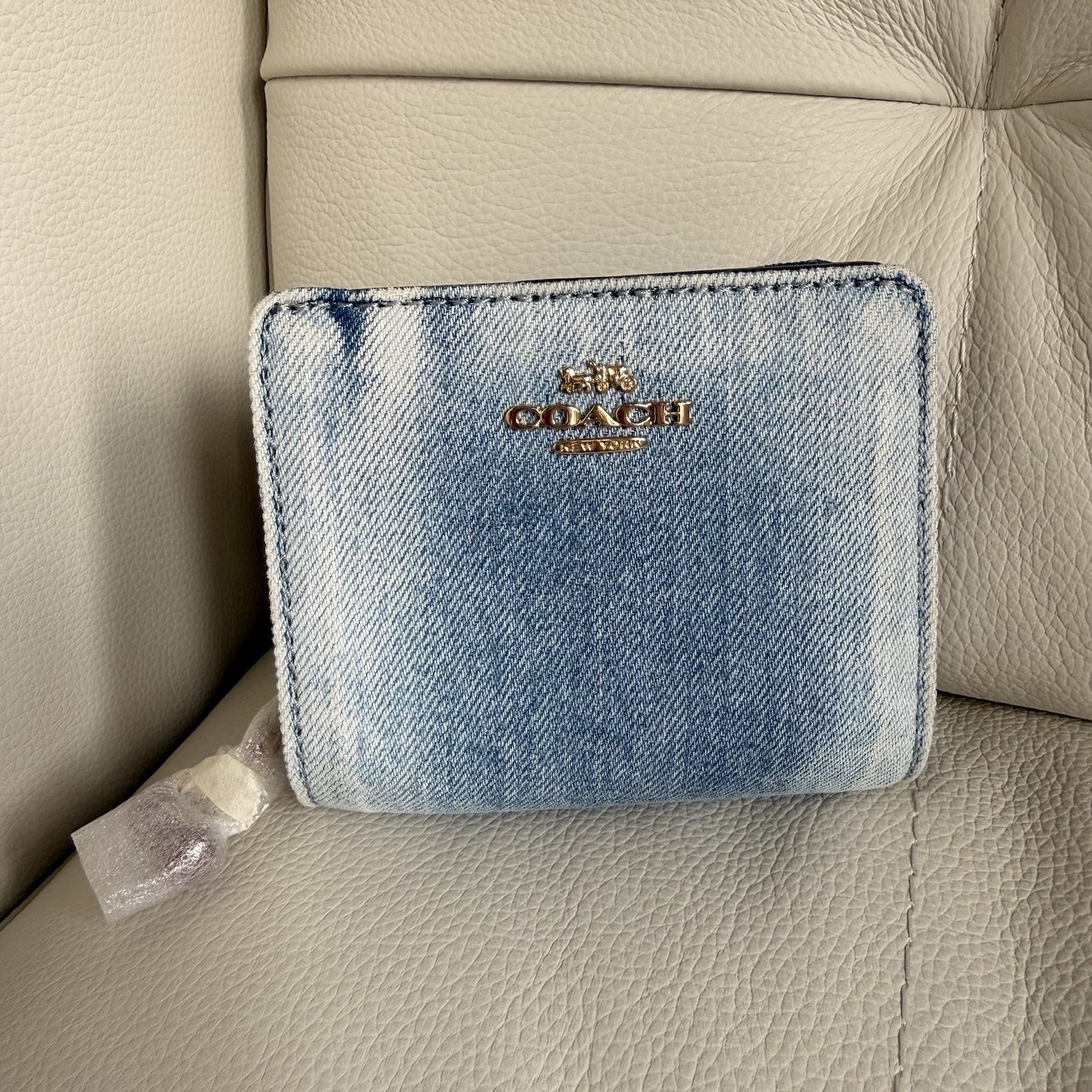 🍒 COACH Snap Wallet In Loved Denim With CHERRIES Charm CEC35 Gold/Light Indigo