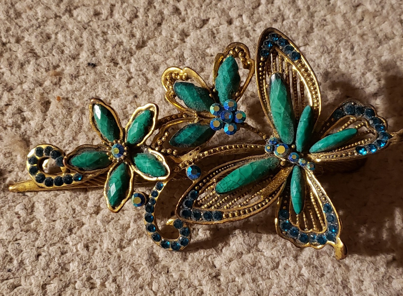 6″ long Teal Decorative Hair clips Preowned in Good condition. 