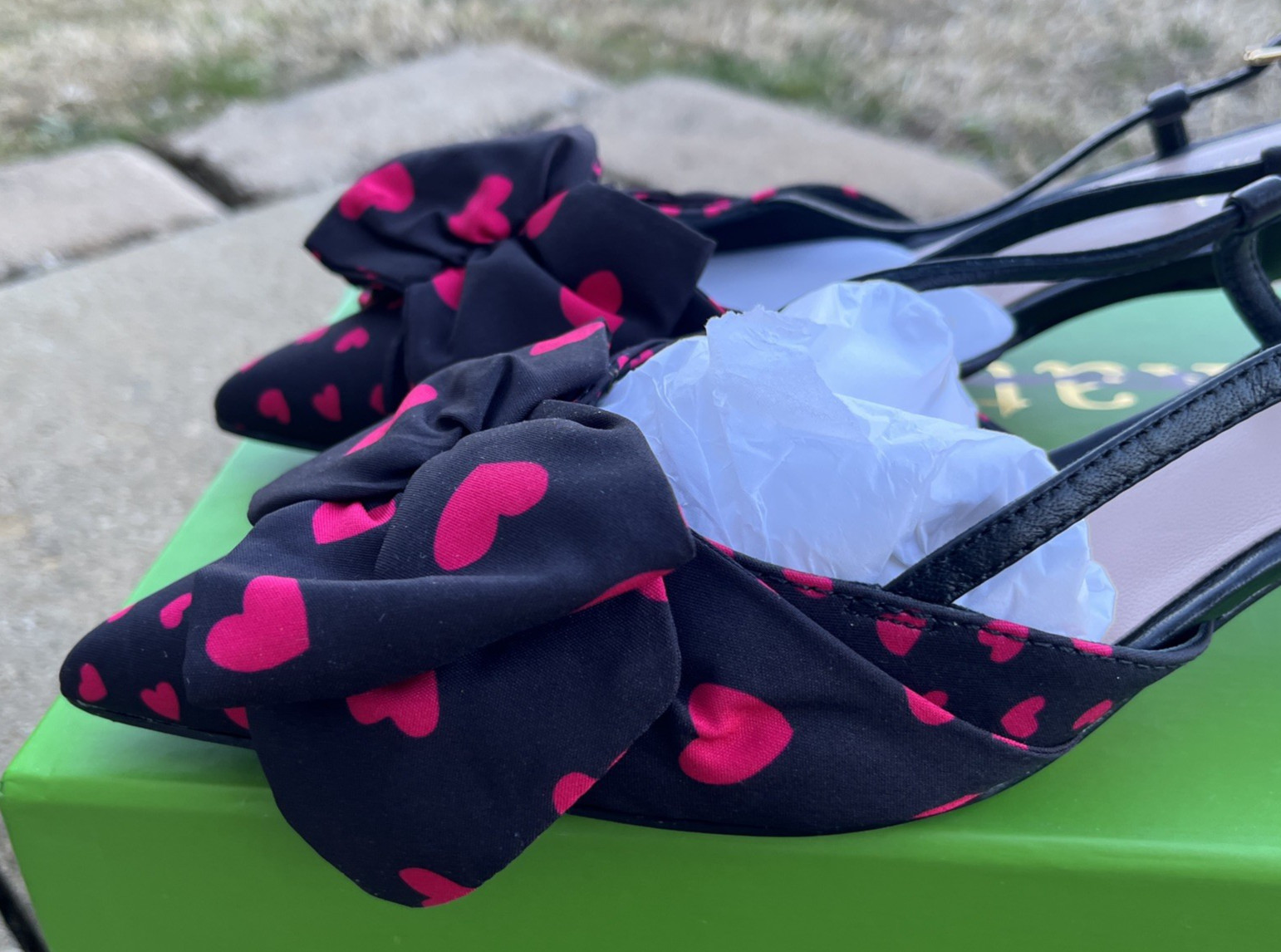 Kate Spade Daxton Heart Kitten Heel Slingback Black/Red Women 6.5M Red hearts
