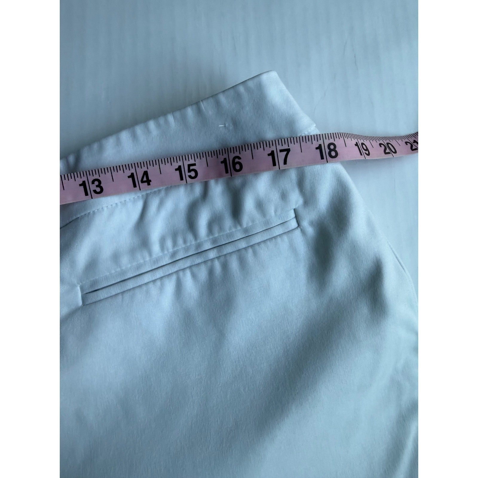 Chicos White Bermuda Shorts Womens Size 2 Cotton Stretch Knee Length Tailored