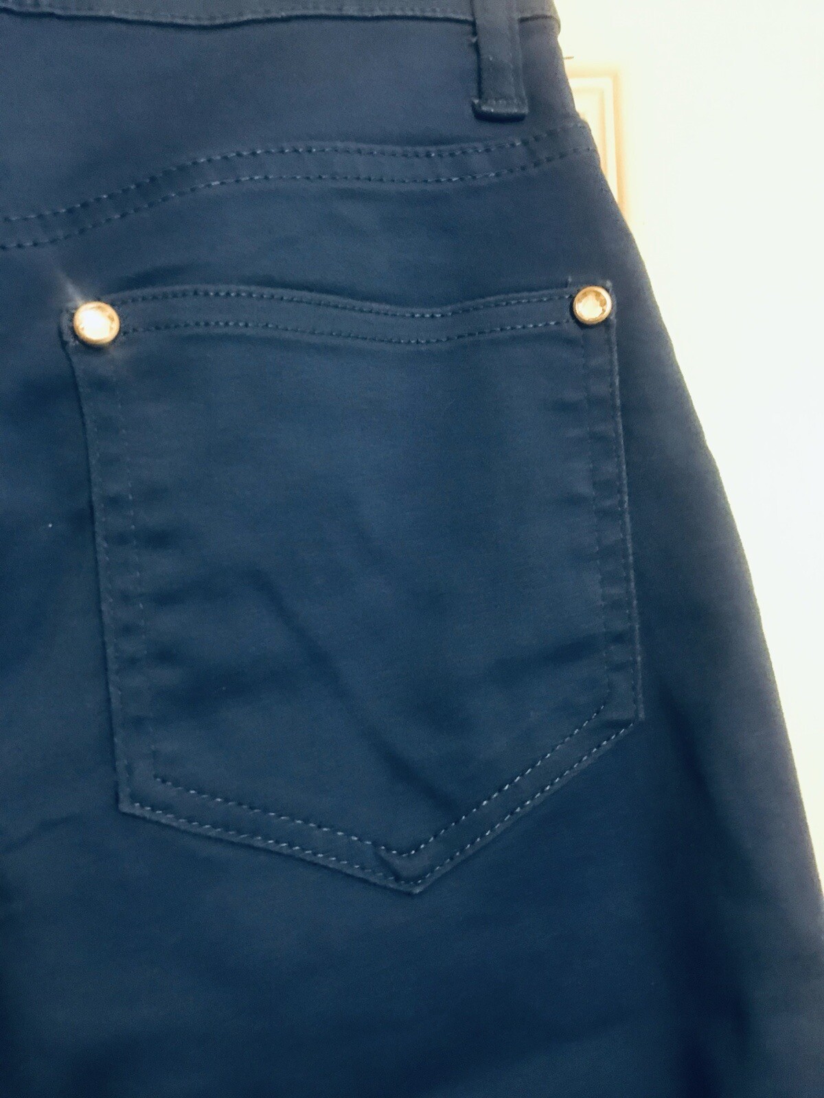 VENUS WOMENS SIZE 6 BLUE CAPRI PANTS with Button Rhinestone & pocket accents