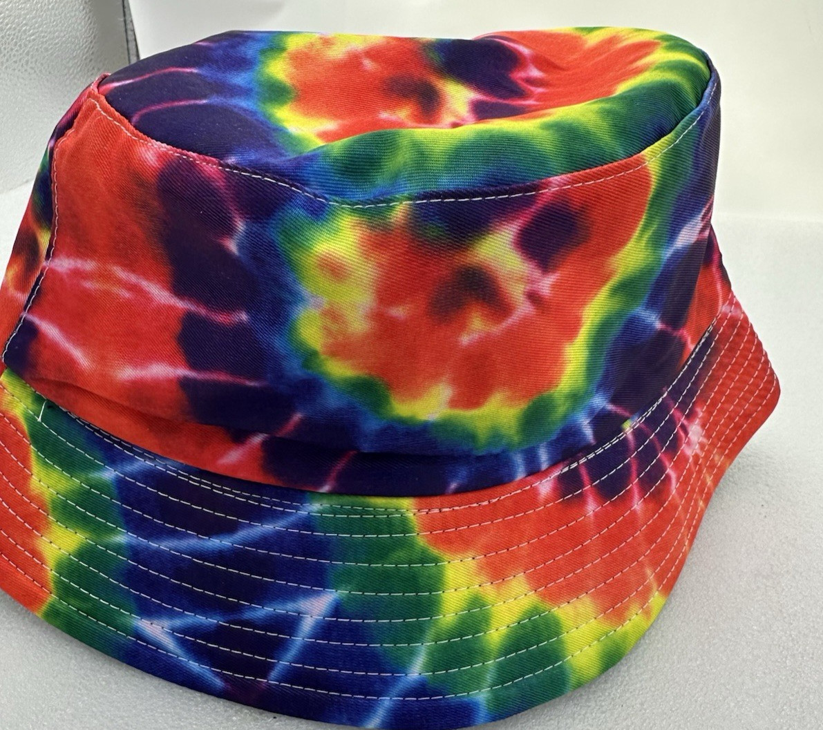 Unisex Men’s Women’s Tie Dye Bucket Hat Cool Multi Color & Peace Sign Necklace