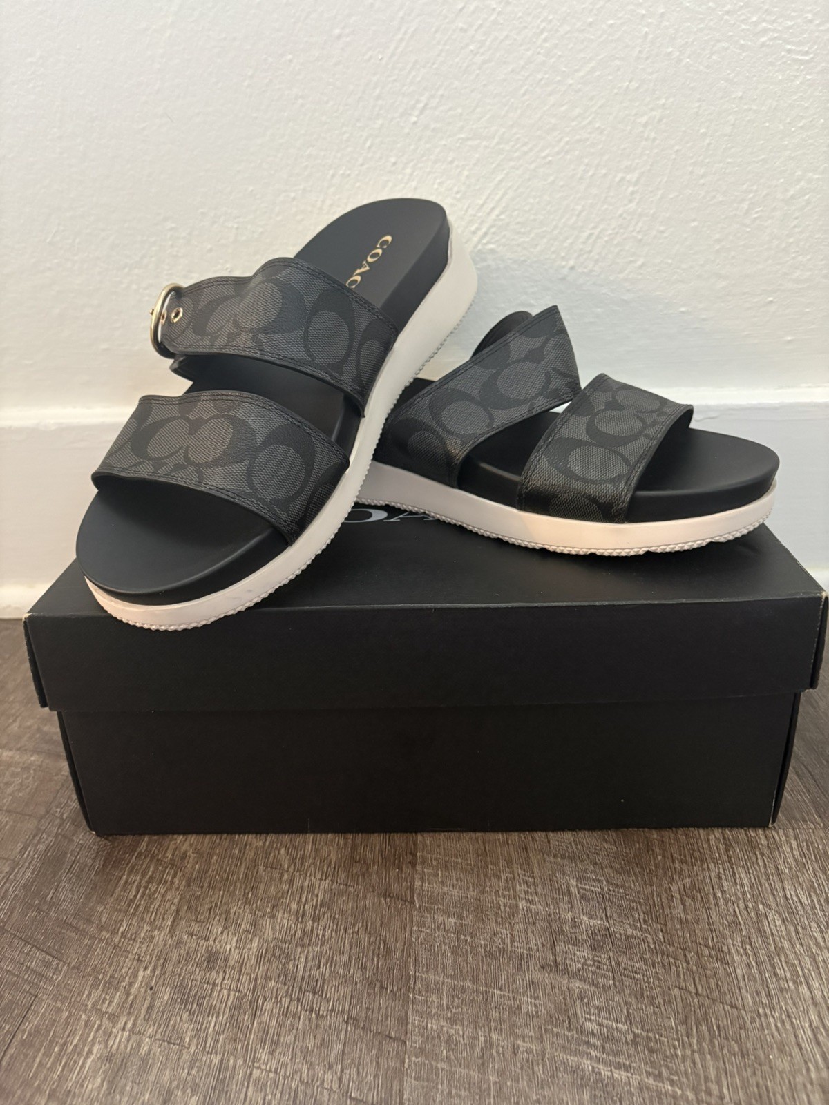 Beautiful Coach Black GWEN SIG SANDAL C8925 BLK CC704. Size 10 B