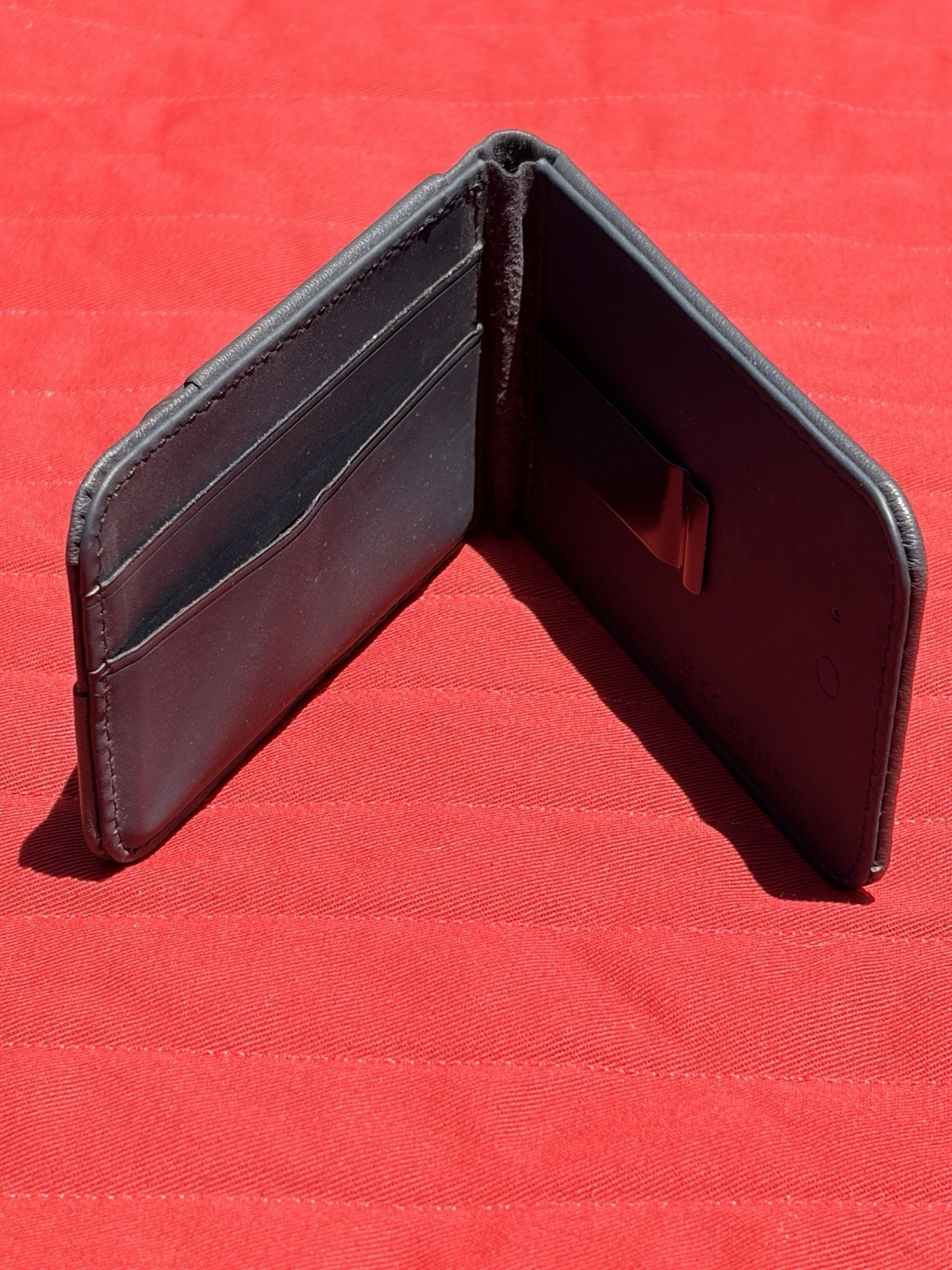 Journey Wallet: VERSA MagSafe Money Clip Wallet & Stand