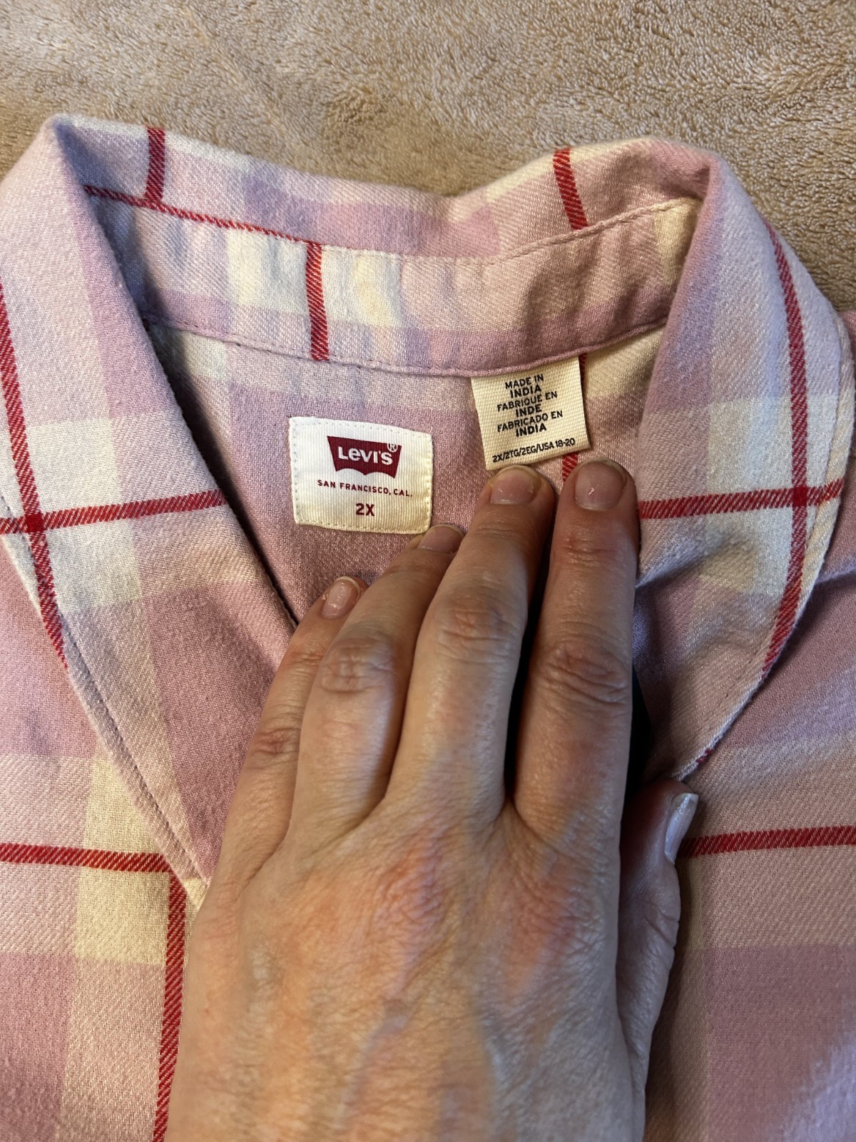 B18. Levi’s Women’s Flannel Shirt, Pink & White Plaid, size 2x EXCELLENT