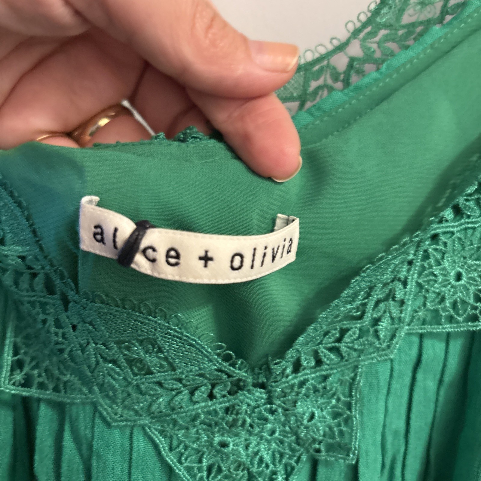 ALICE + OLIVIA Kelly Green Pleated Cold Shoulder Dress Lace Trim fits like a med