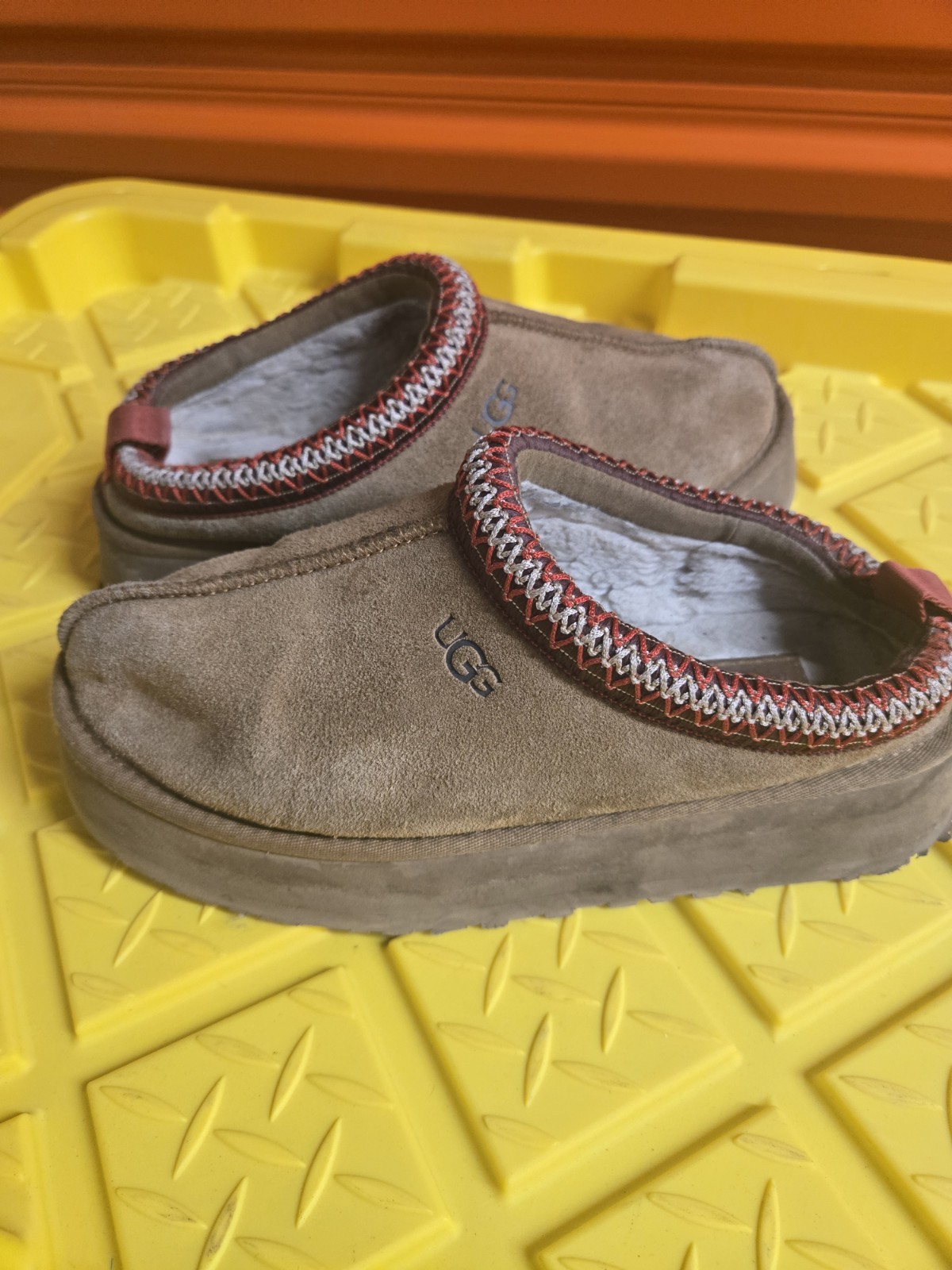 UGG Tazz Platform Slippers in the Chestnut colorway, Size 8