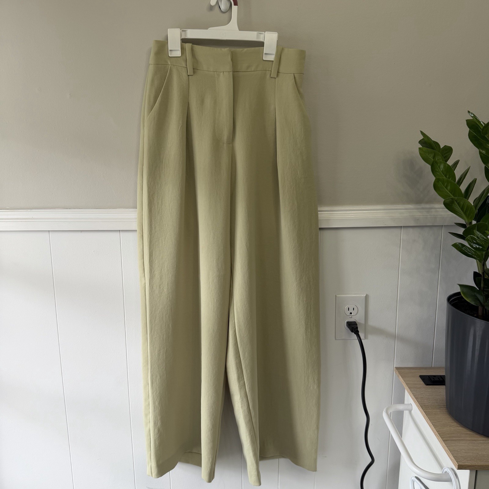 Veronika Maine Crepe Wide Leg Pants in Pistachio Size 8 Elevated Trousers