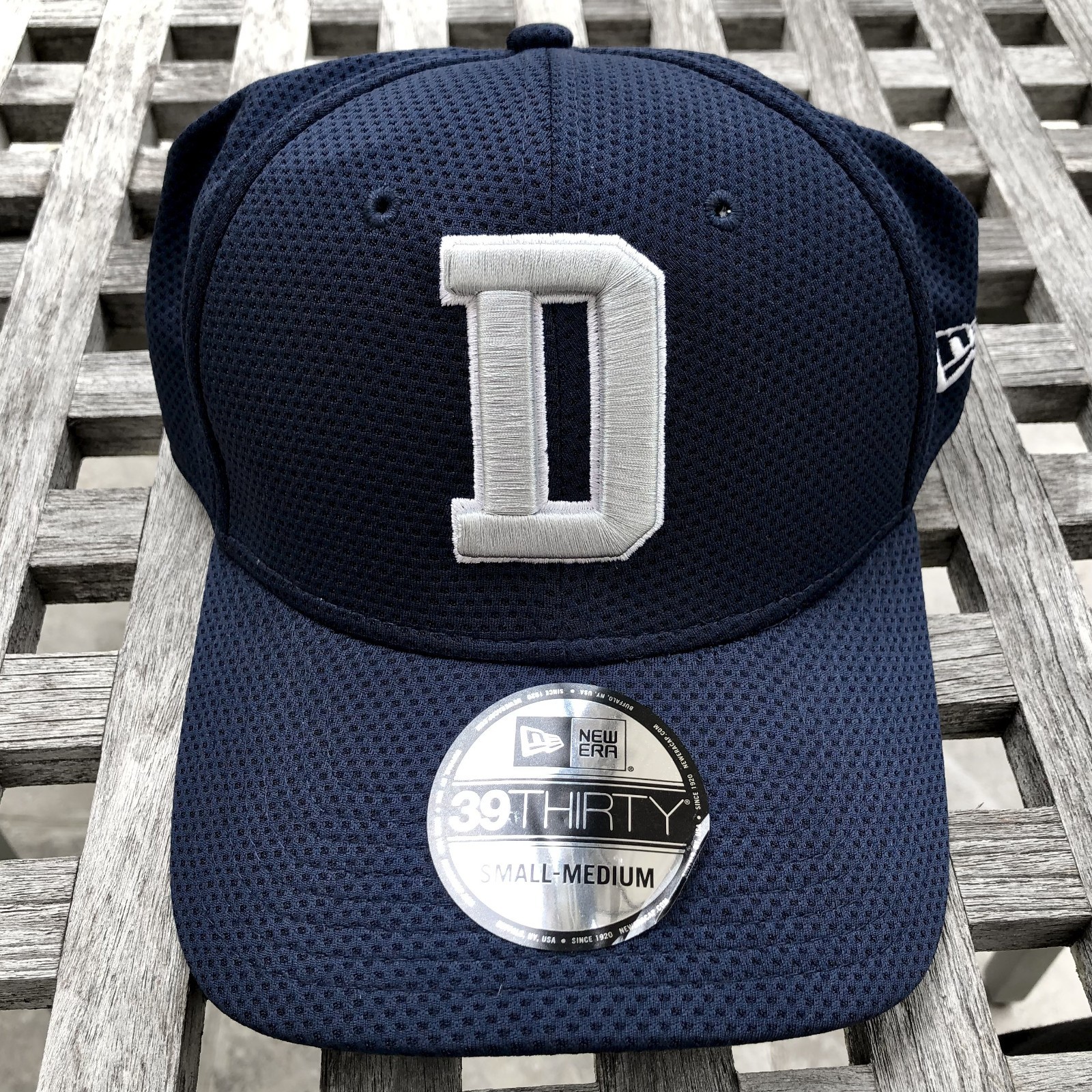 Dallas Cowboys D Logo NFL New Era 39THIRTY Sideline Tech Stretch Fit Hat S / M