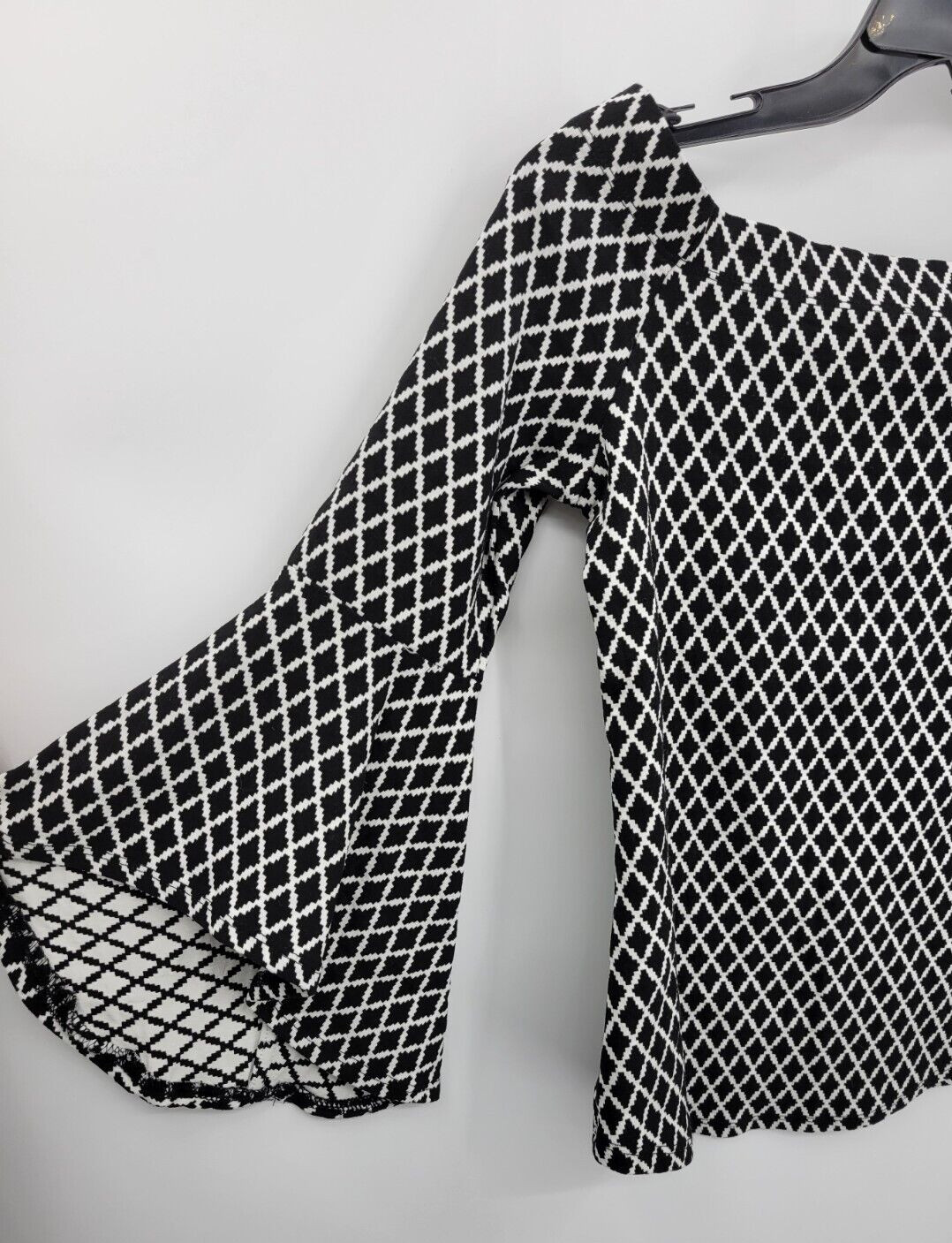 Karen Kane Top Womens Medium Black White Geo Print Bell Sleeve Artsy Blouse