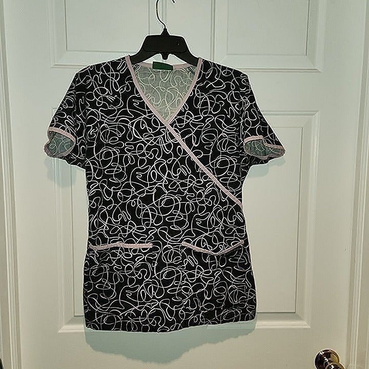 UA Scrubs Women’s Size Small Black & Pink Design Short Sleeved Scrub Shirt Top