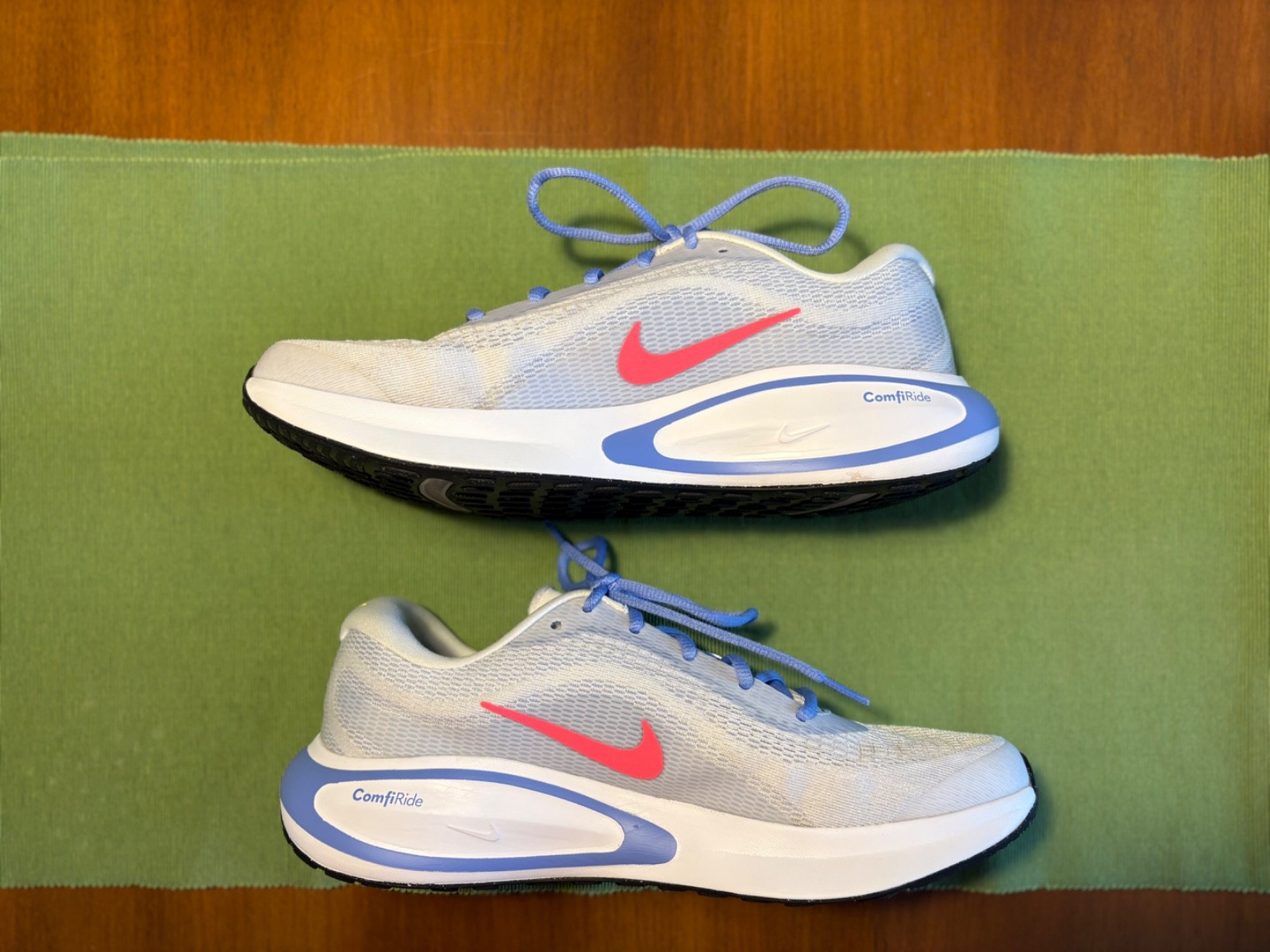 Nike Journey Women’s Running Shoes ComfiRide Size 11 white /blue accent Sneakers