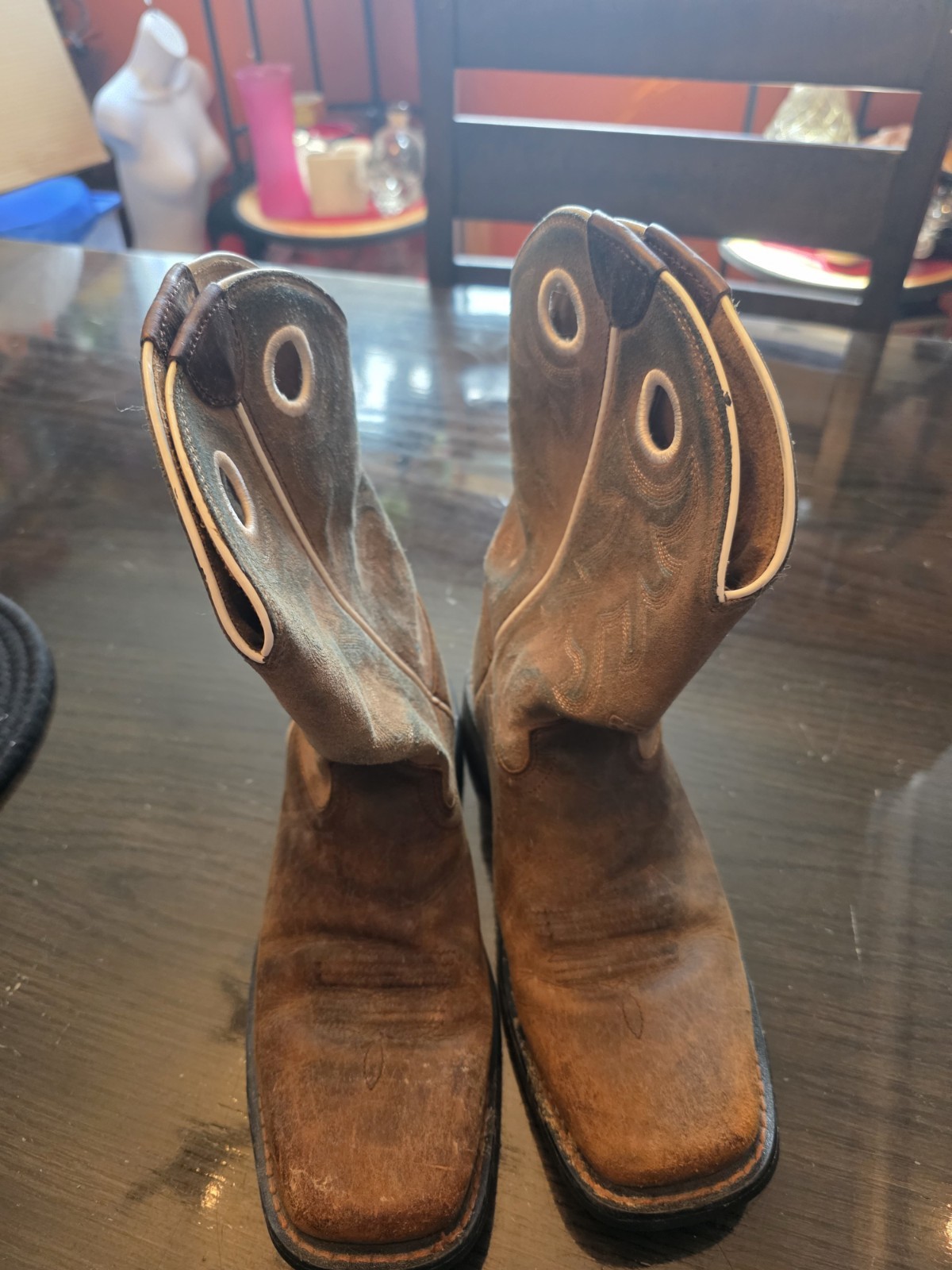 Classic Ariat western pull-on boots leather upper with contrast stitching. 5