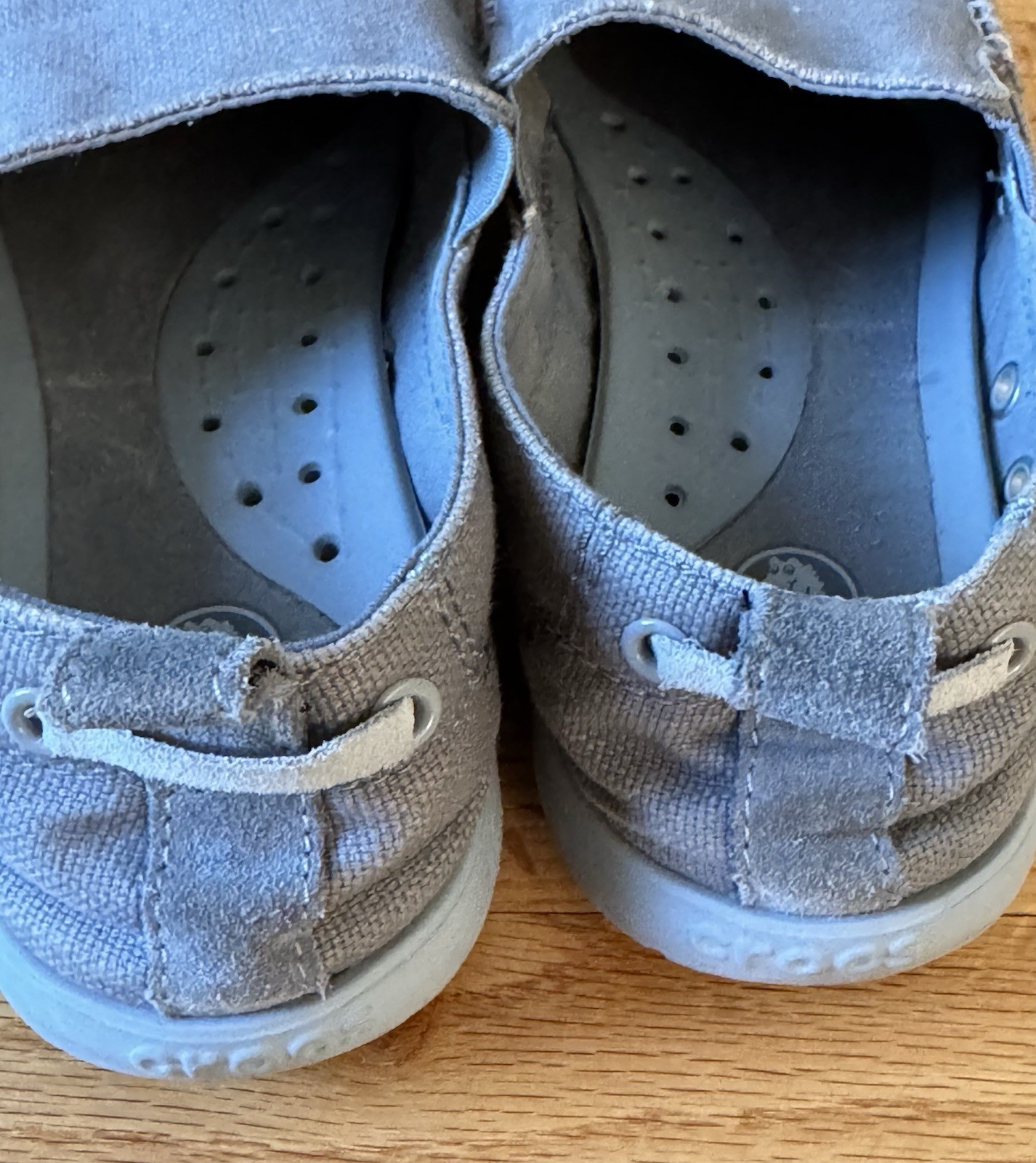 Crocs Walu Slip On Shoes Men’s Size 7 Beige Loafers 11270 TEENS, too