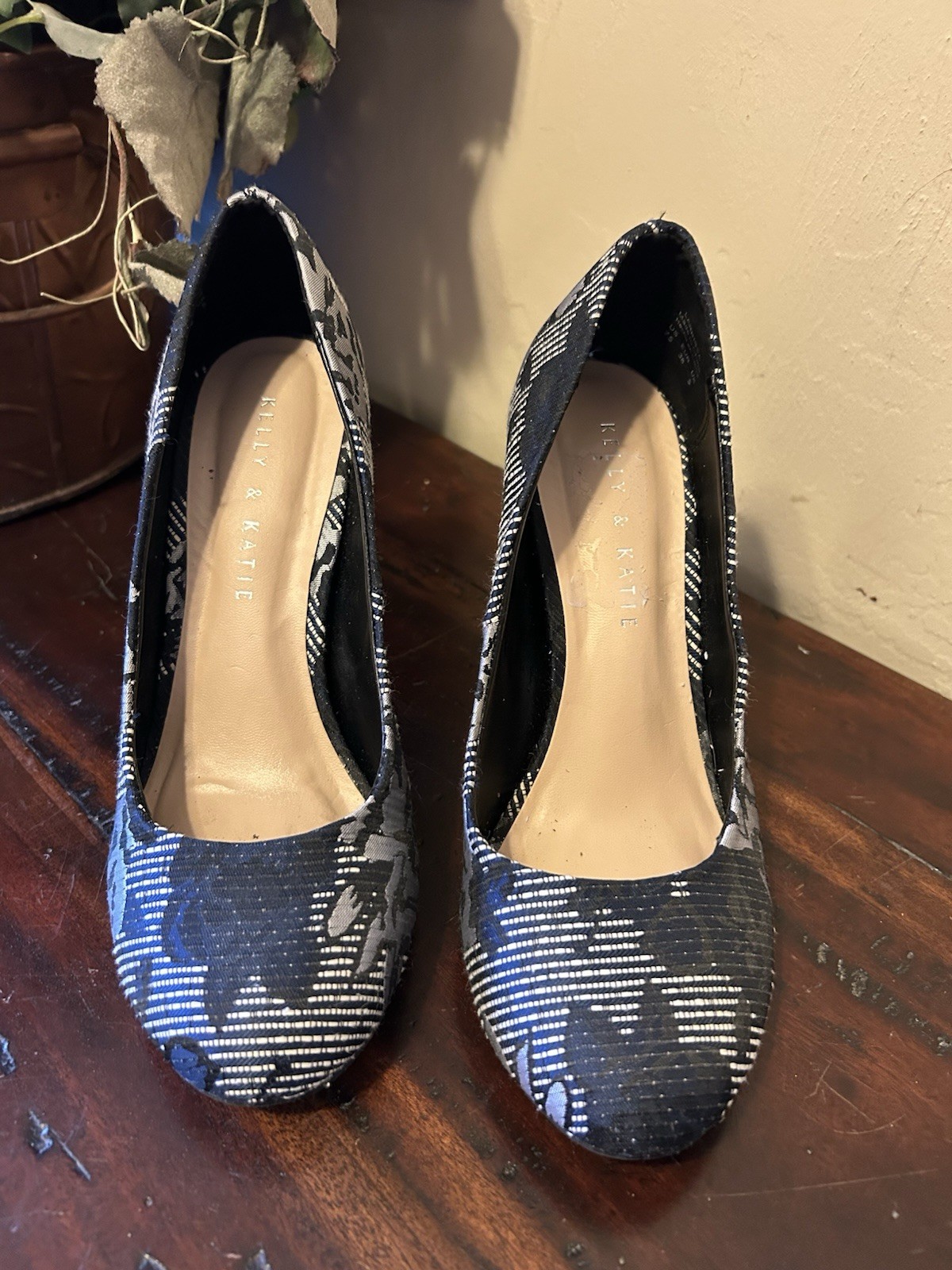New Kelly & Katie “Larrissa” 4″ heels Shoes~Navy & Silver~Size 7.5M