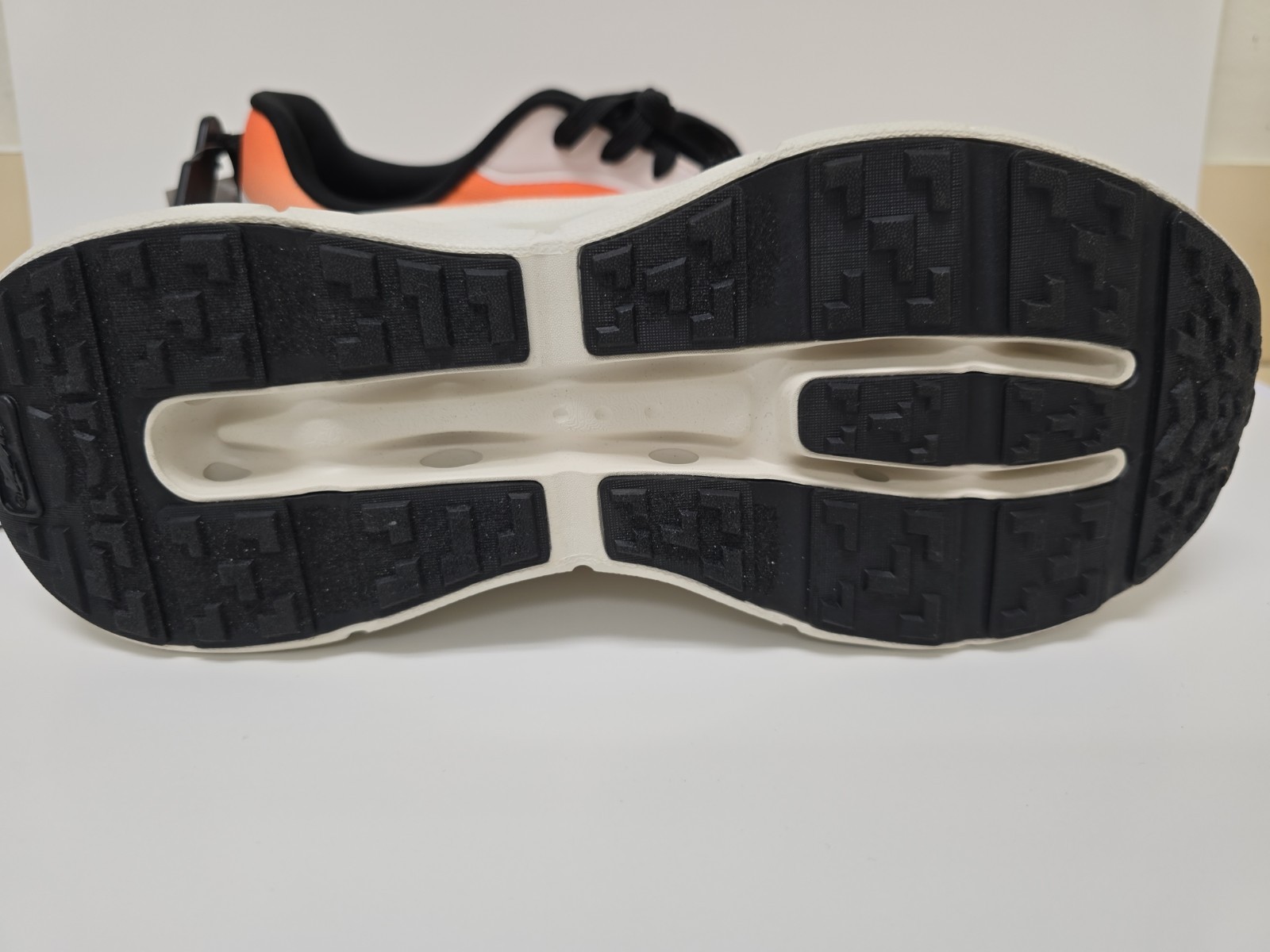 Avia MAV Jumbo Lite Runner Men’s 10 Orange White Sneakers NWT
