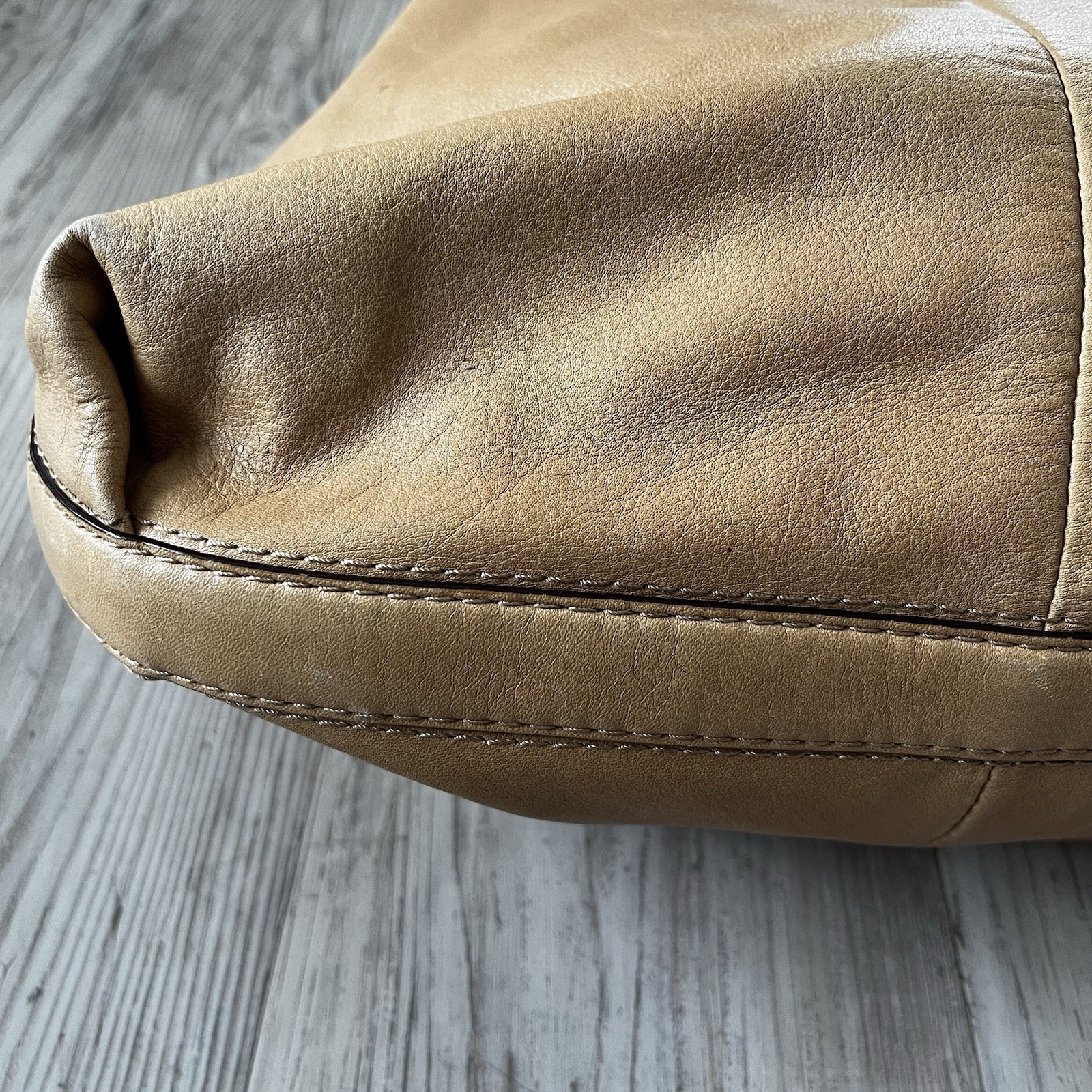 2000s Coach Peyton Shoulder Leather Purse Bag – Tan w/ Gold Color Hardware