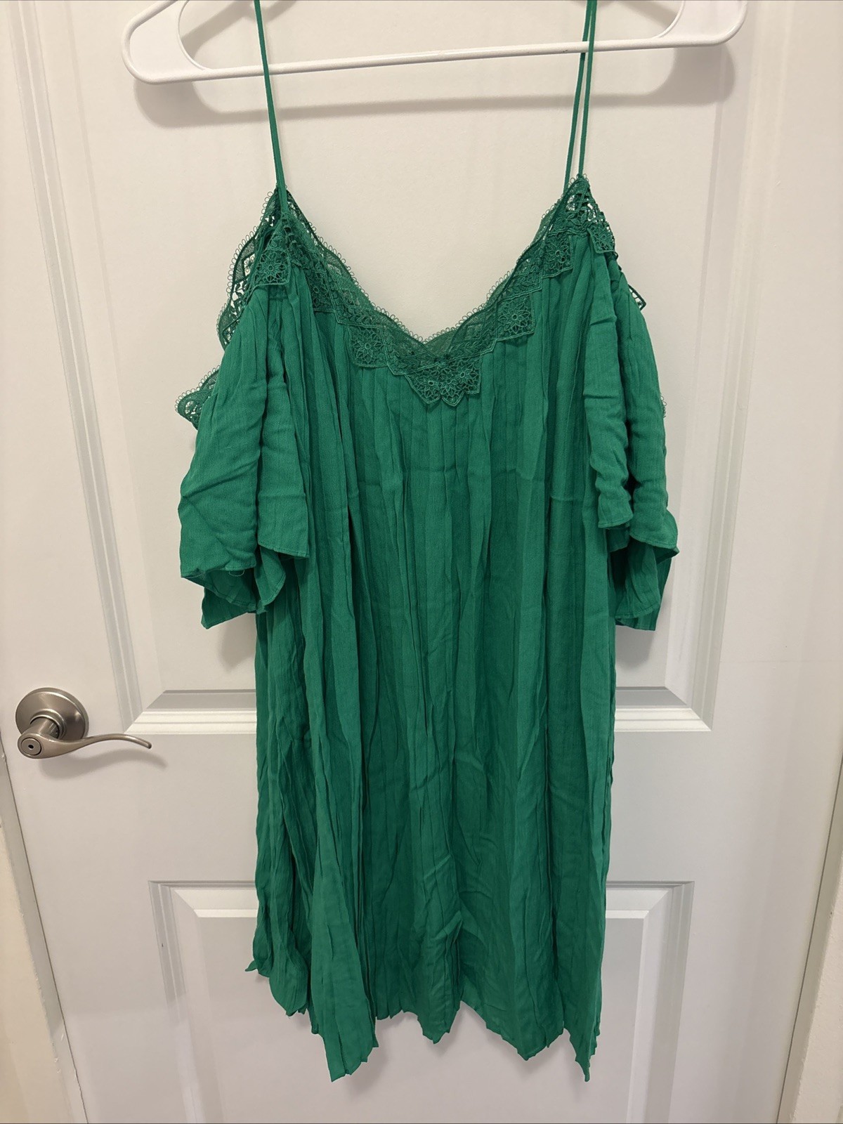 ALICE + OLIVIA Kelly Green Pleated Cold Shoulder Dress Lace Trim fits like a med