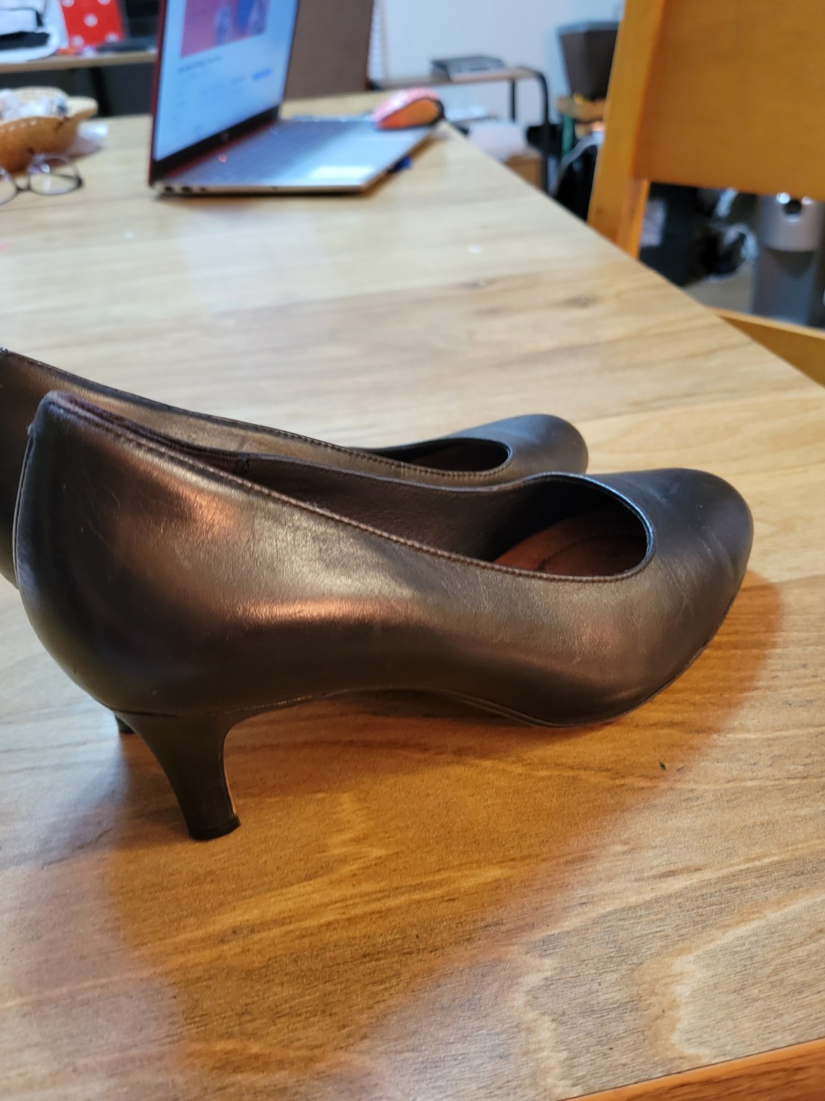 Black Leather 2.25″ Heeled Pump By CLARKS Artisan sz 7.5. Very Clean Condtn